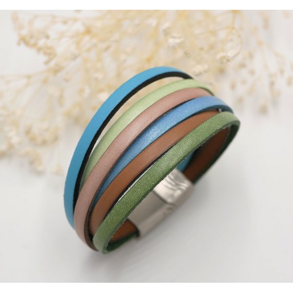 Manschettenarmband aus mehreren Lederarten in Pastellfarben