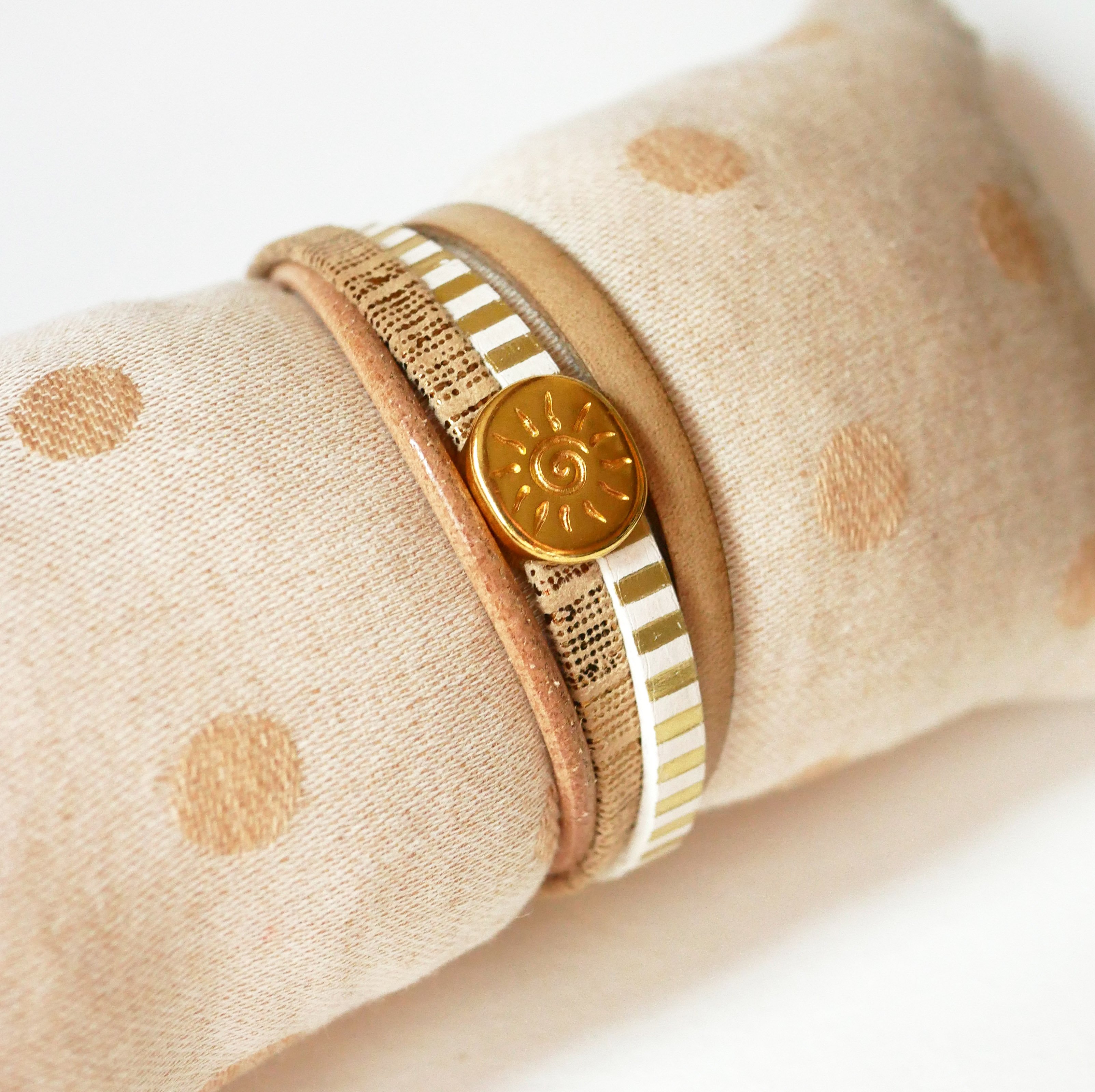 Multi-Link-Manschettenarmband aus Leder mit goldener Sonnenschlaufe