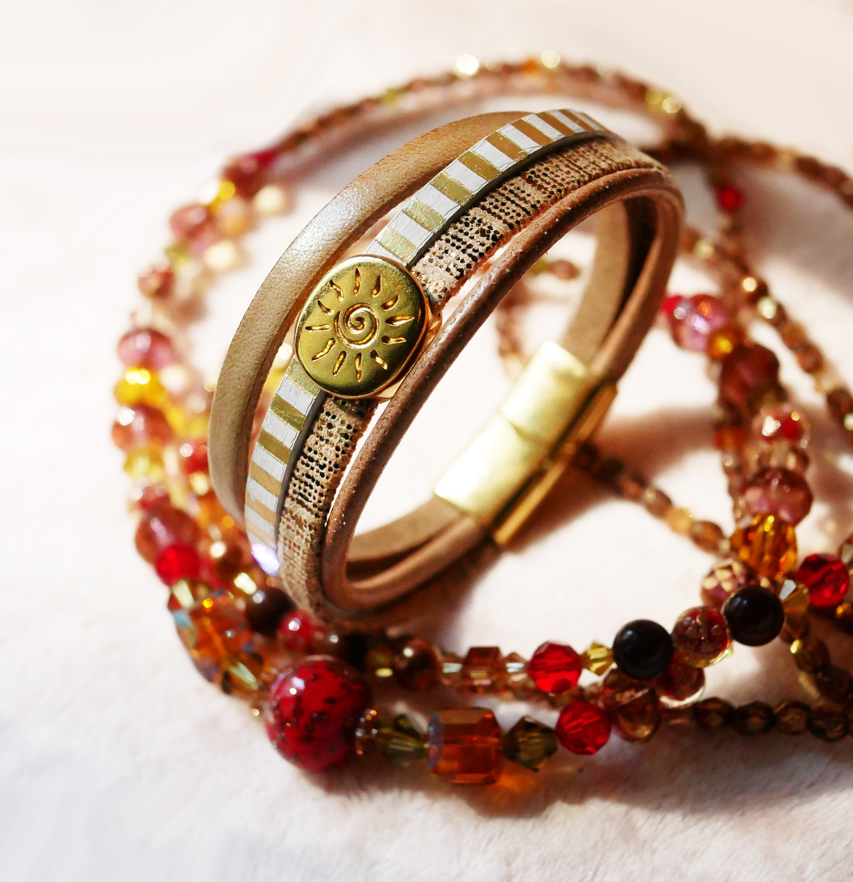 Multi-Link-Manschettenarmband aus Leder mit goldener Sonnenschlaufe