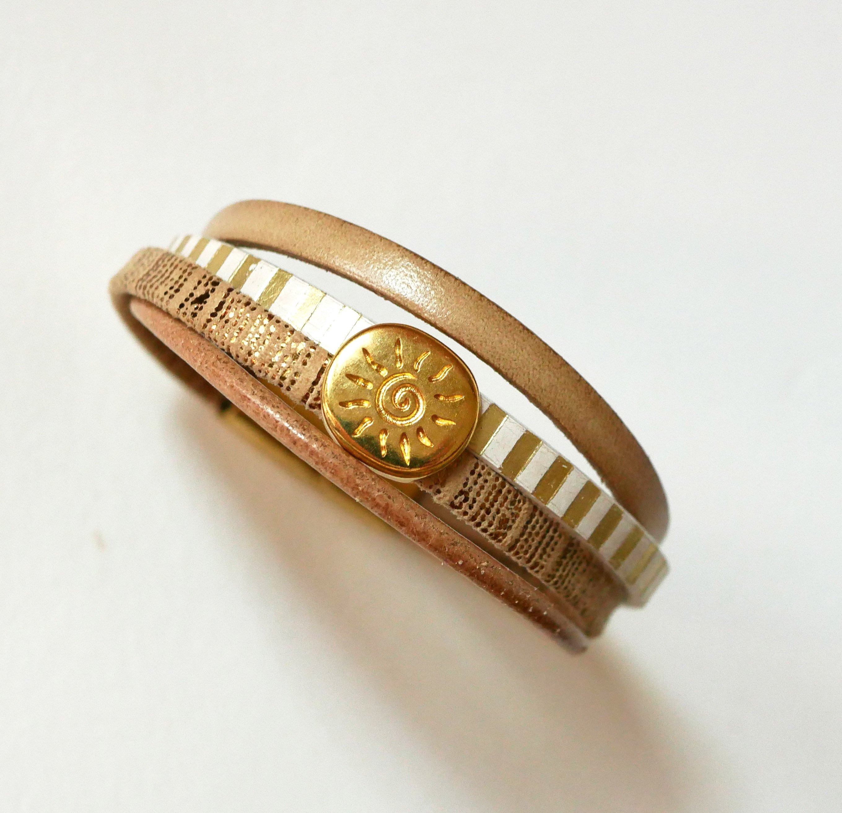Multi-Link-Manschettenarmband aus Leder mit goldener Sonnenschlaufe