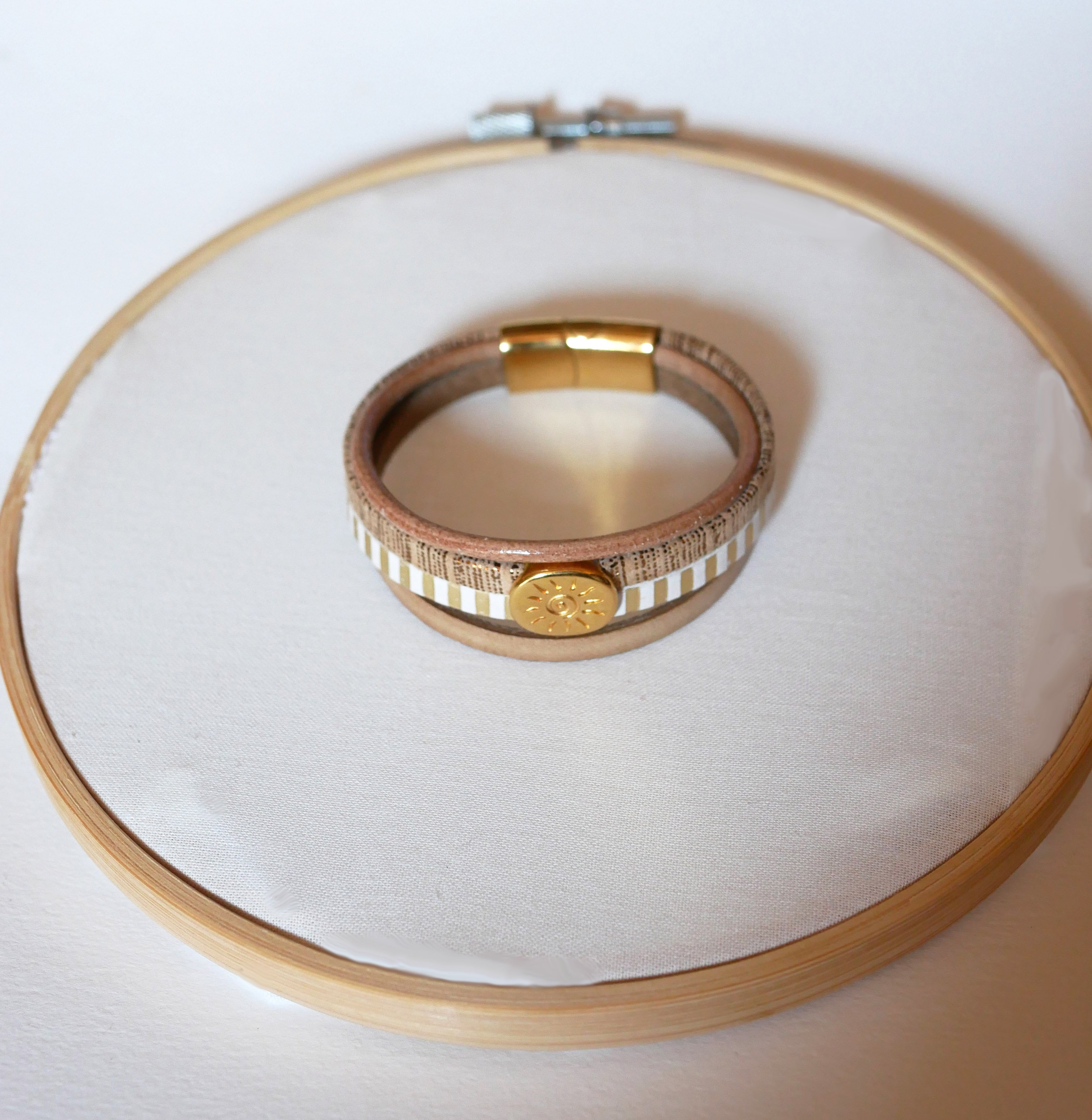 Multi-Link-Manschettenarmband aus Leder mit goldener Sonnenschlaufe