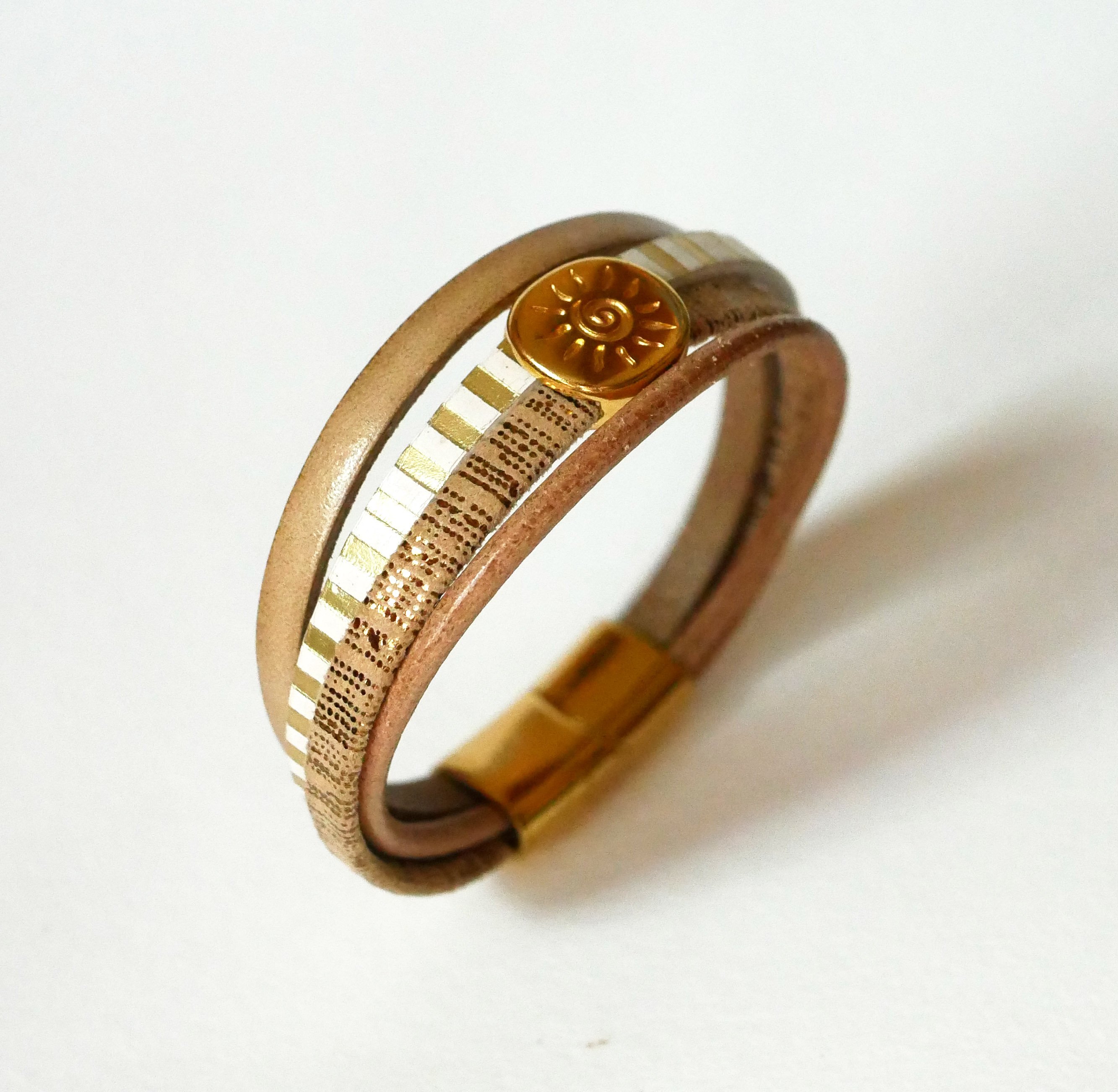 Multi-Link-Manschettenarmband aus Leder mit goldener Sonnenschlaufe