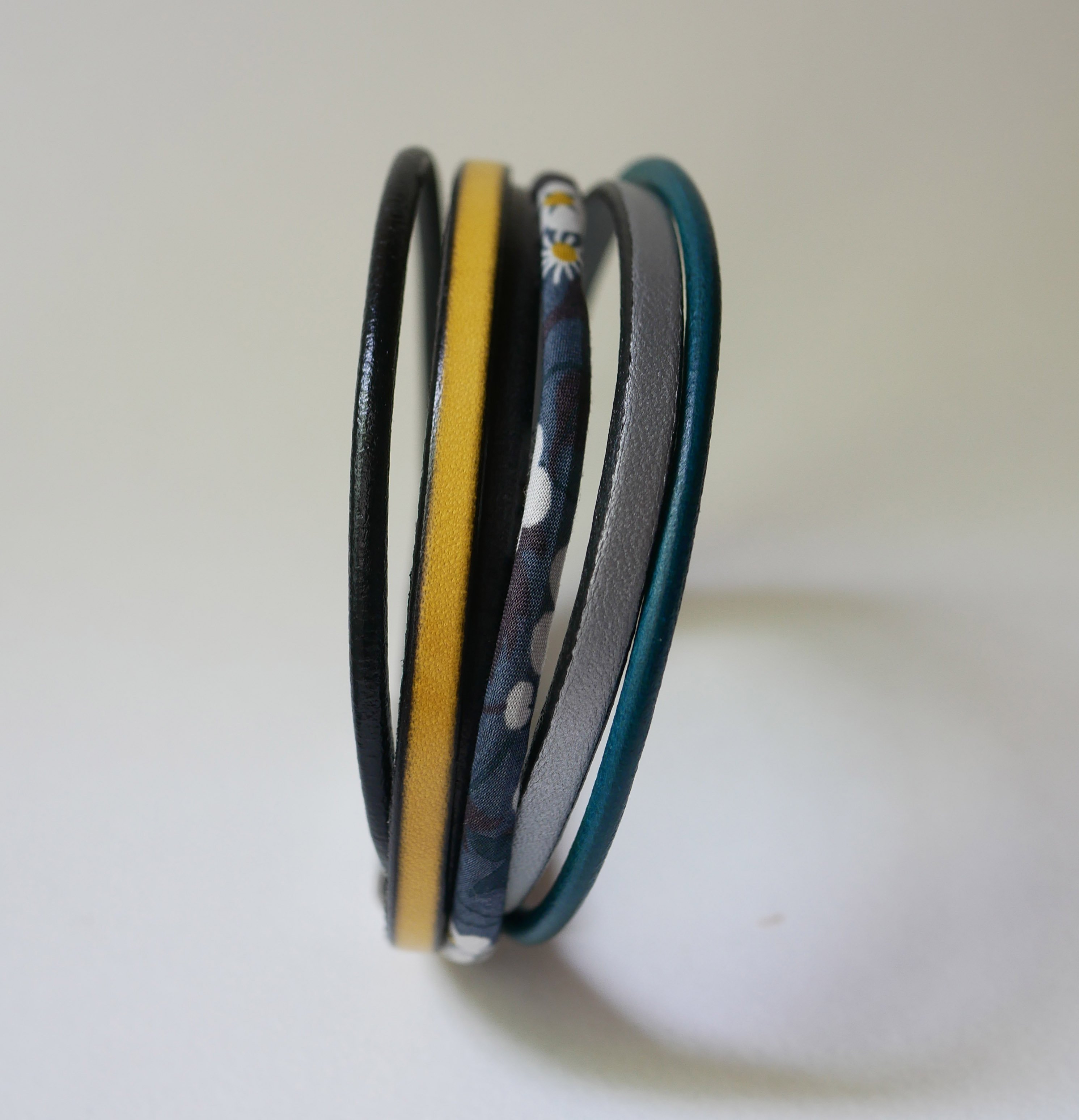 Mehrreihiges Manschettenarmband aus Leder und Liberty-Kordel in Anthrazitgrau