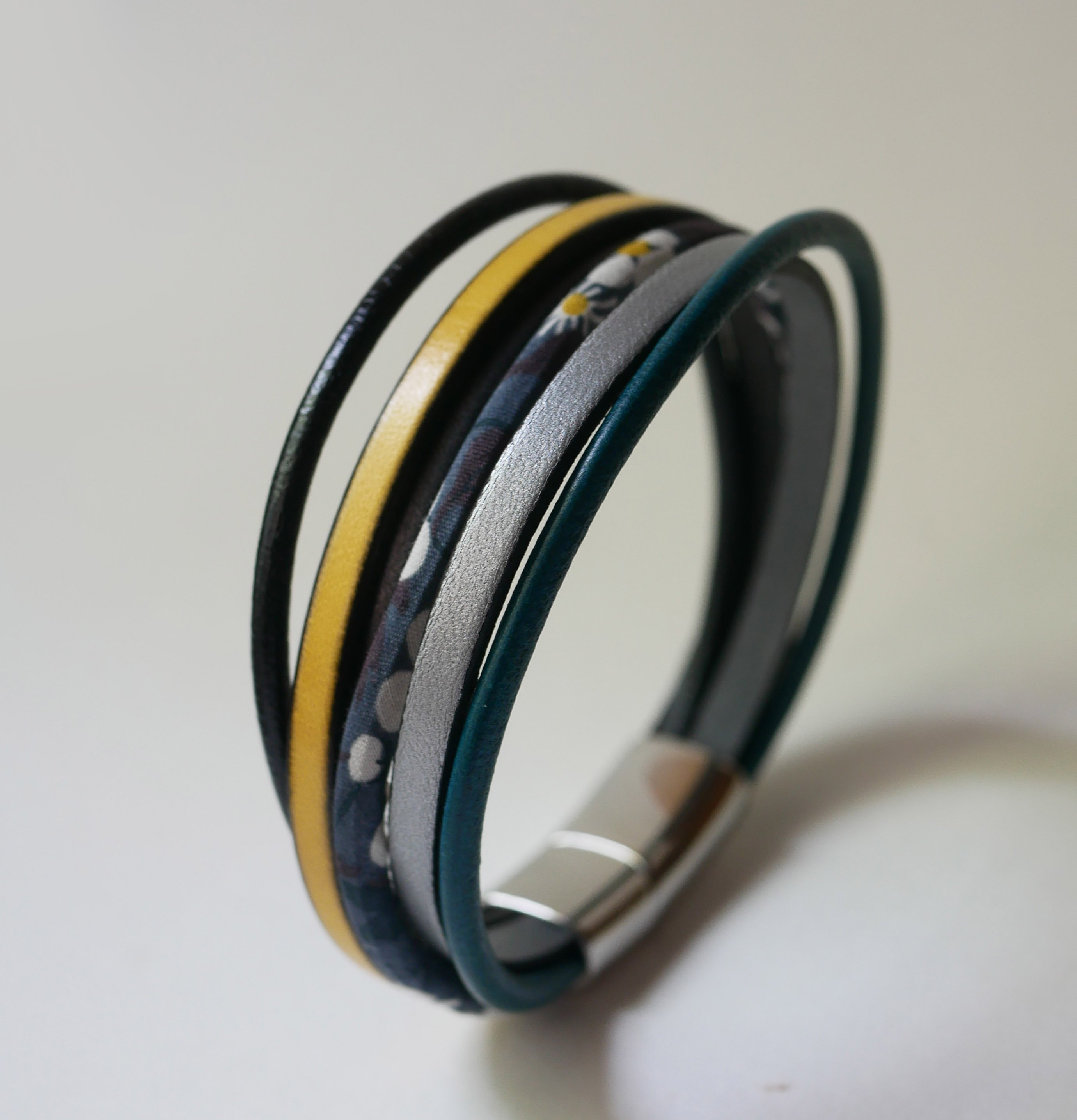 Mehrreihiges Manschettenarmband aus Leder und Liberty-Kordel in Anthrazitgrau