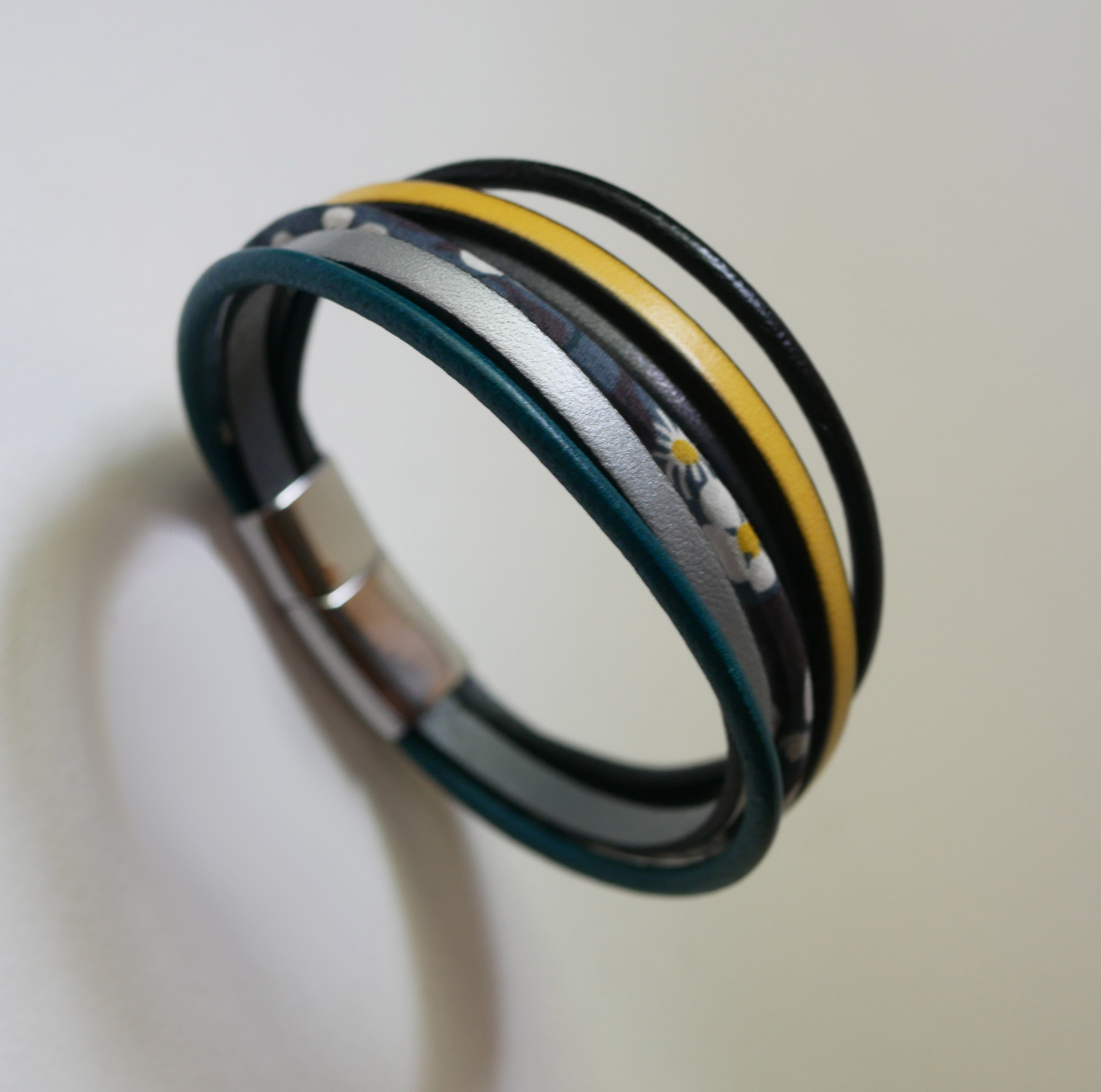 Mehrreihiges Manschettenarmband aus Leder und Liberty-Kordel in Anthrazitgrau