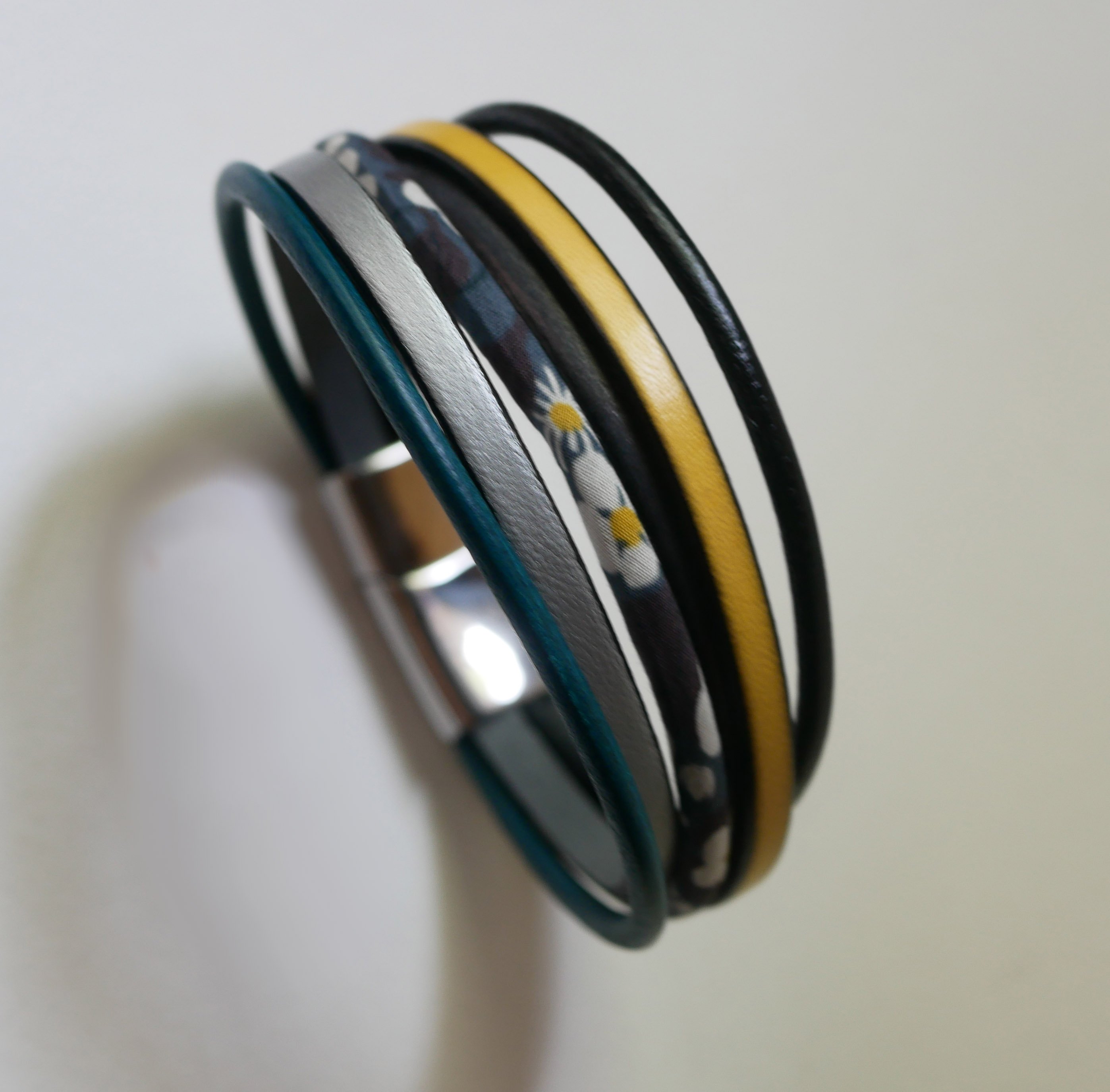 Mehrreihiges Manschettenarmband aus Leder und Liberty-Kordel in Anthrazitgrau