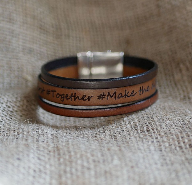Manschettenarmband zum Anpassen Lederfarben und eingravierte Nachricht
