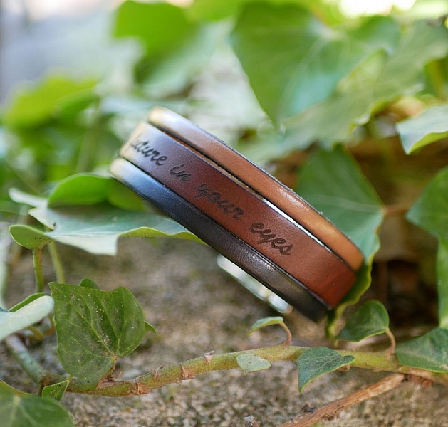 Manschettenarmband zum Anpassen Lederfarben und eingravierte Nachricht
