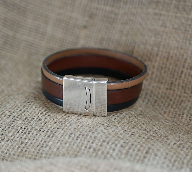 Manschettenarmband zum Anpassen Lederfarben und eingravierte Nachricht