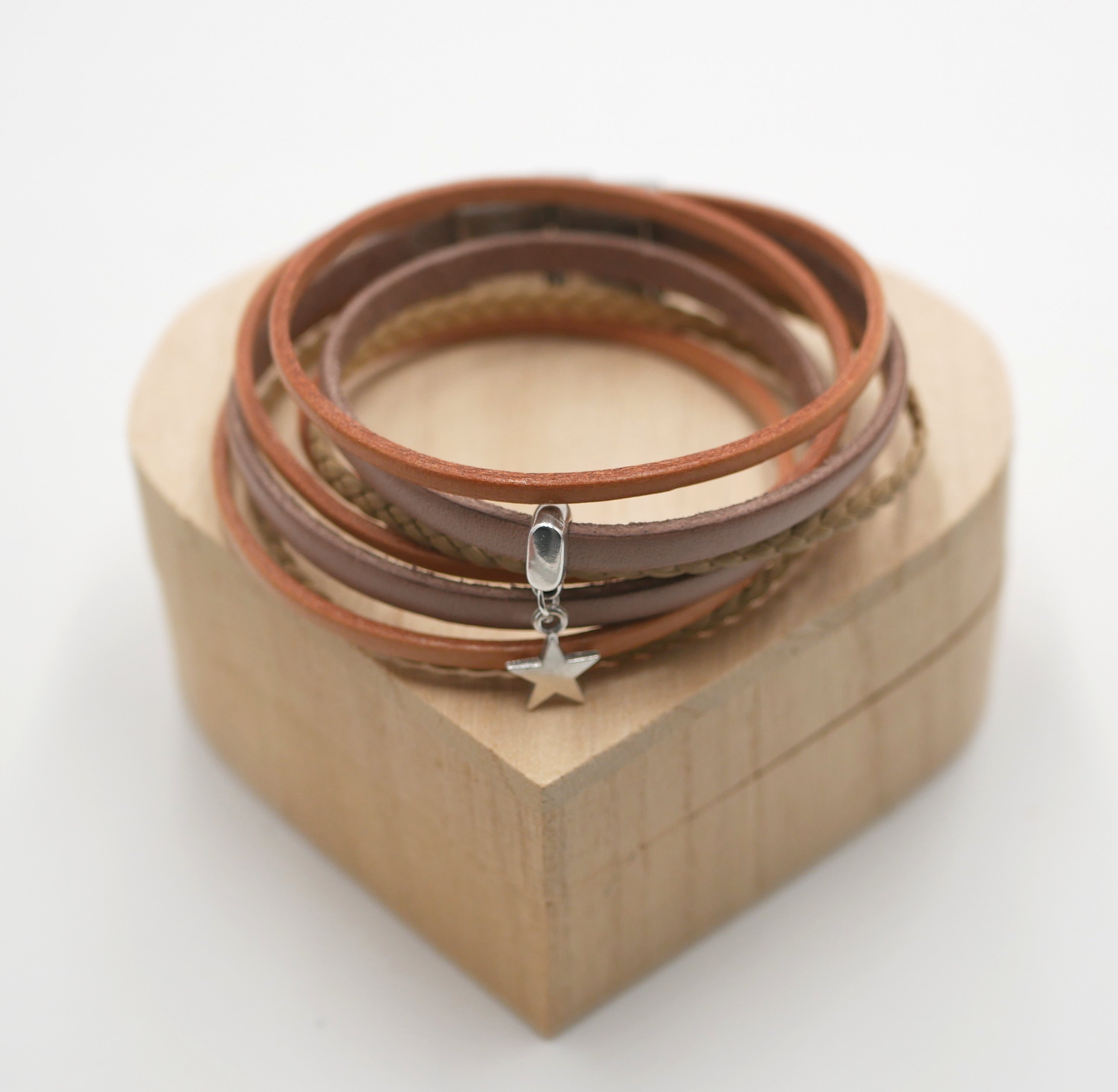 Multi-Leder-Armband Anh&auml;nger beige T&ouml;ne anpassbar 