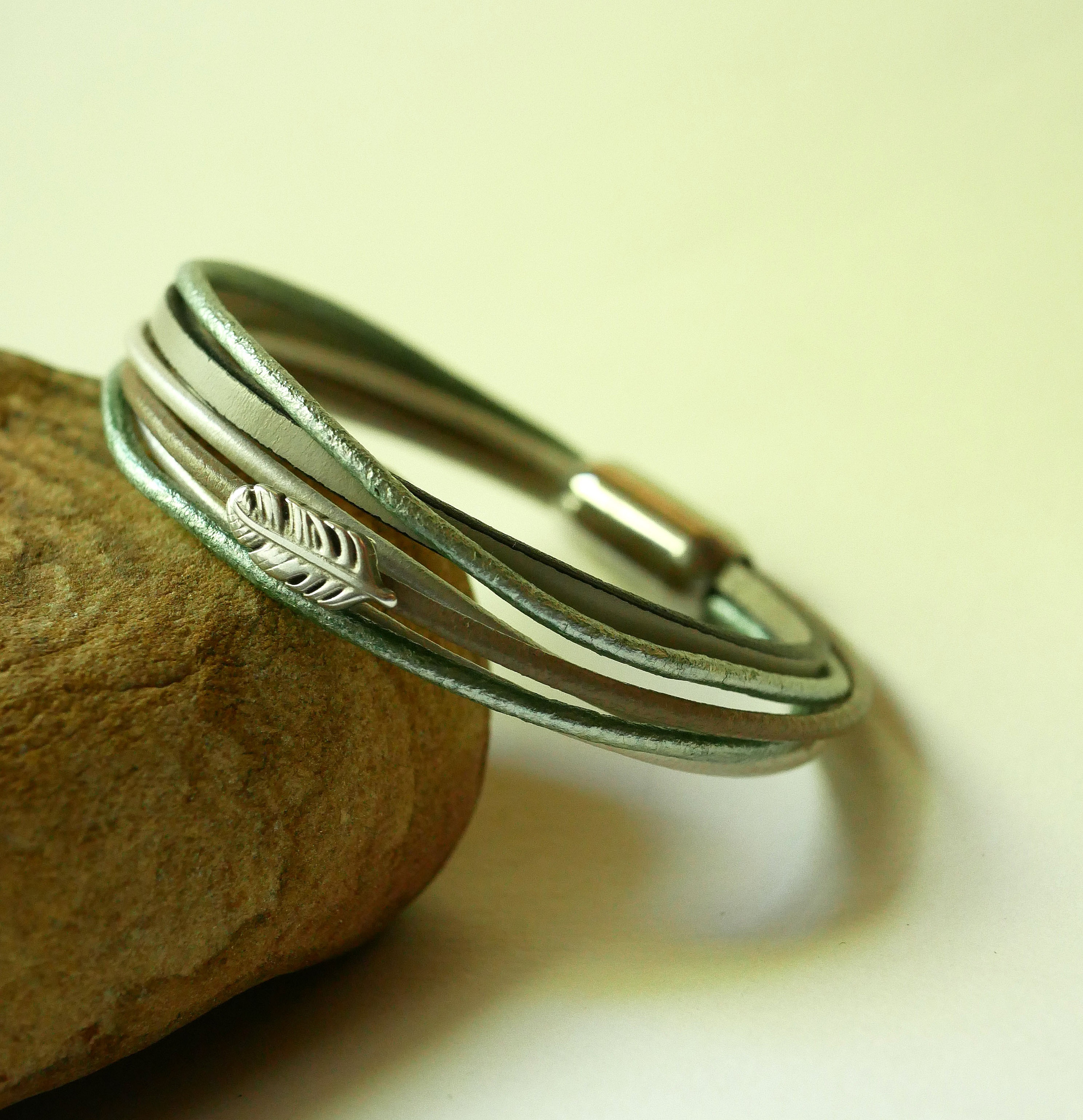 Multi-Leder-Armband Beige-T&ouml;ne blassgr&uuml;n Perlmutt Dekor kleine Feder