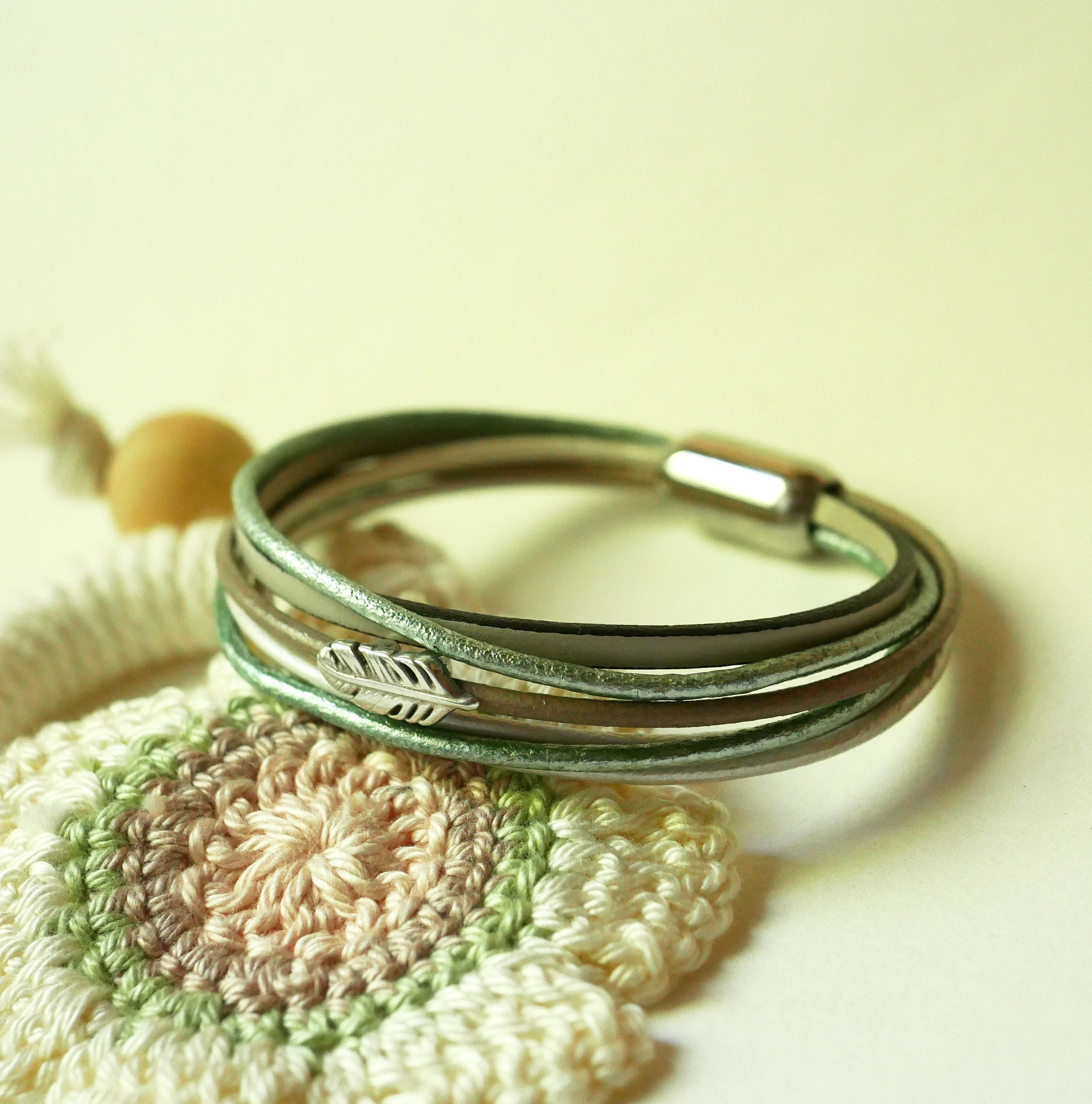 Multi-Leder-Armband Beige-Töne blassgrün Perlmutt Dekor kleine Feder