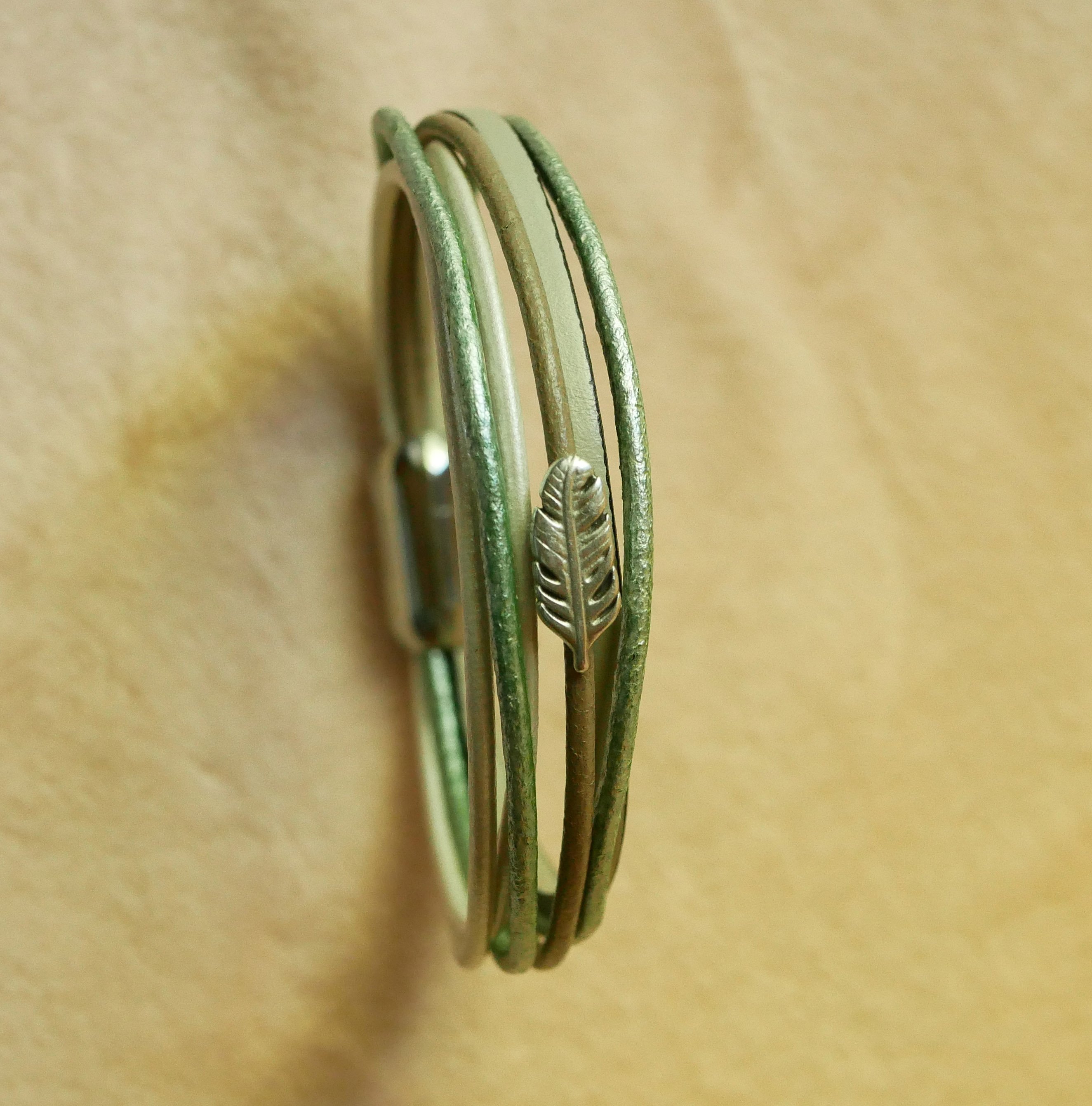 Multi-Leder-Armband Beige-Töne blassgrün Perlmutt Dekor kleine Feder