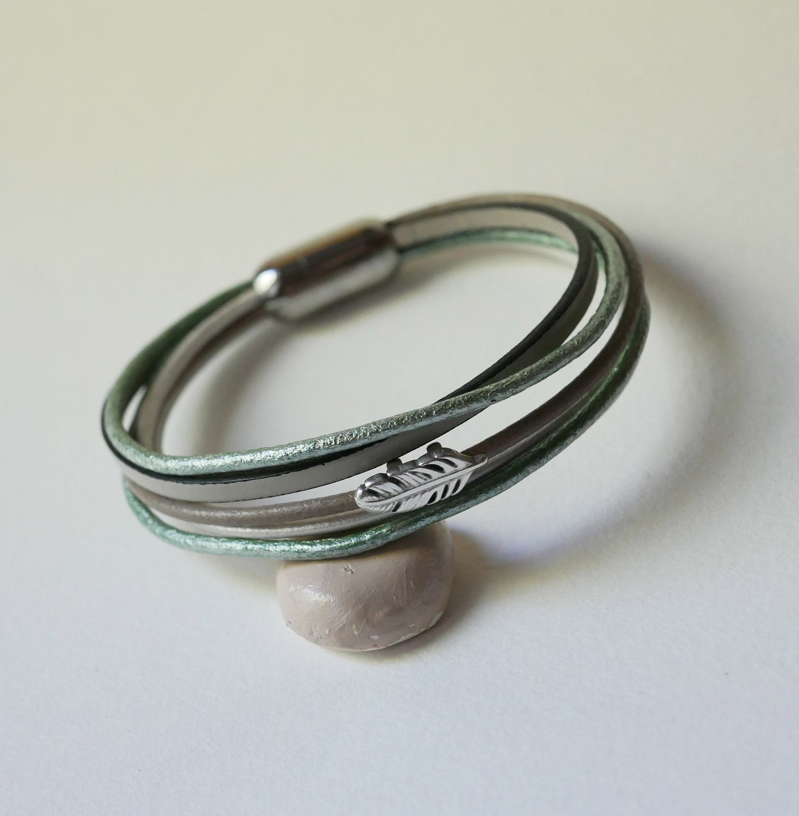 Multi-Leder-Armband Beige-Töne blassgrün Perlmutt Dekor kleine Feder