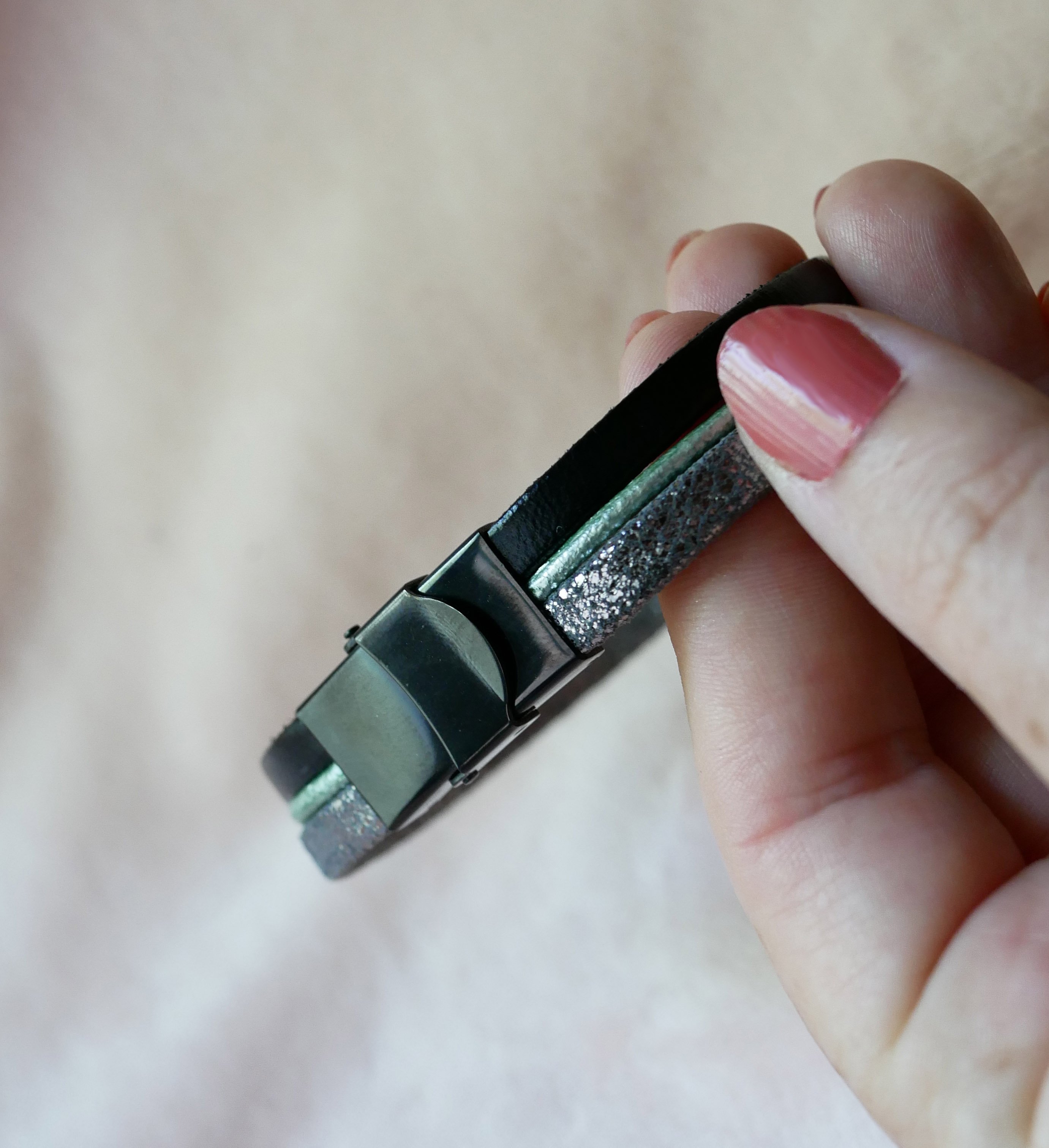 Multi-Link-Lederarmband Cabochon Mond Sterne silber, gr&uuml;n und schwarz