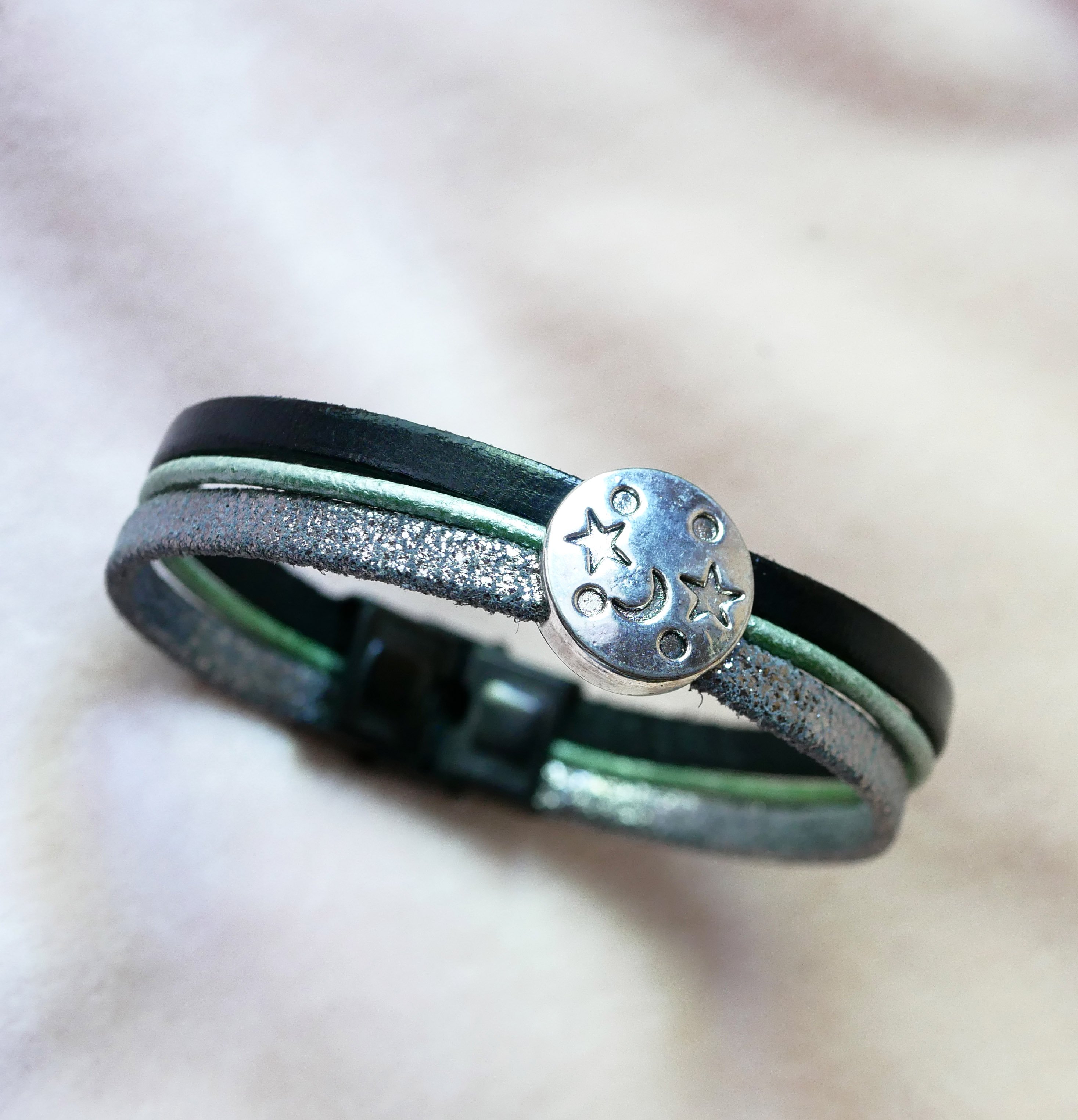 Multi-Link-Lederarmband Cabochon Mond Sterne silber, grün und schwarz