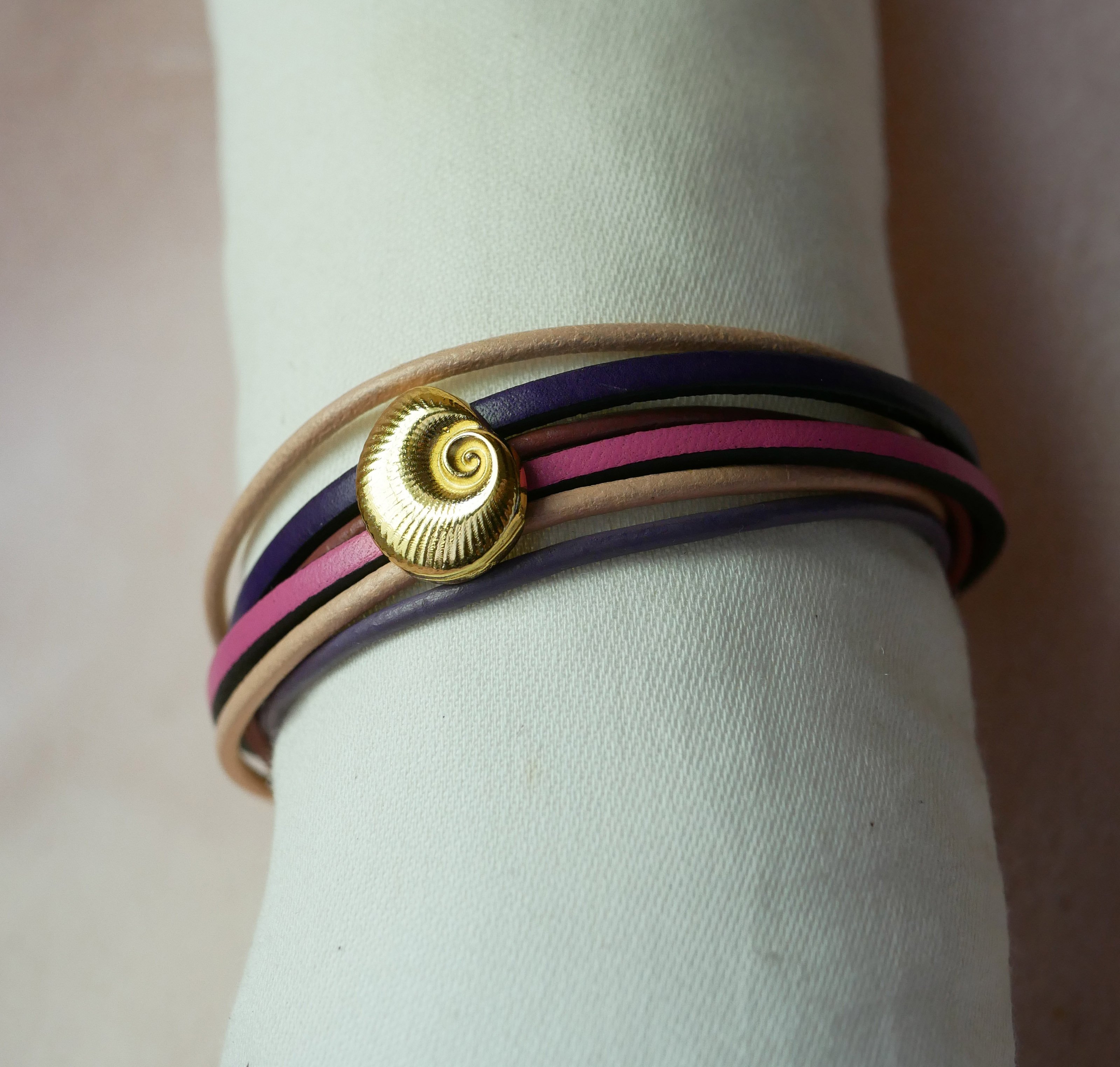 Multi-Link-Armband aus pfirsich- und lilafarbenem Leder mit goldenem Muscheldekor