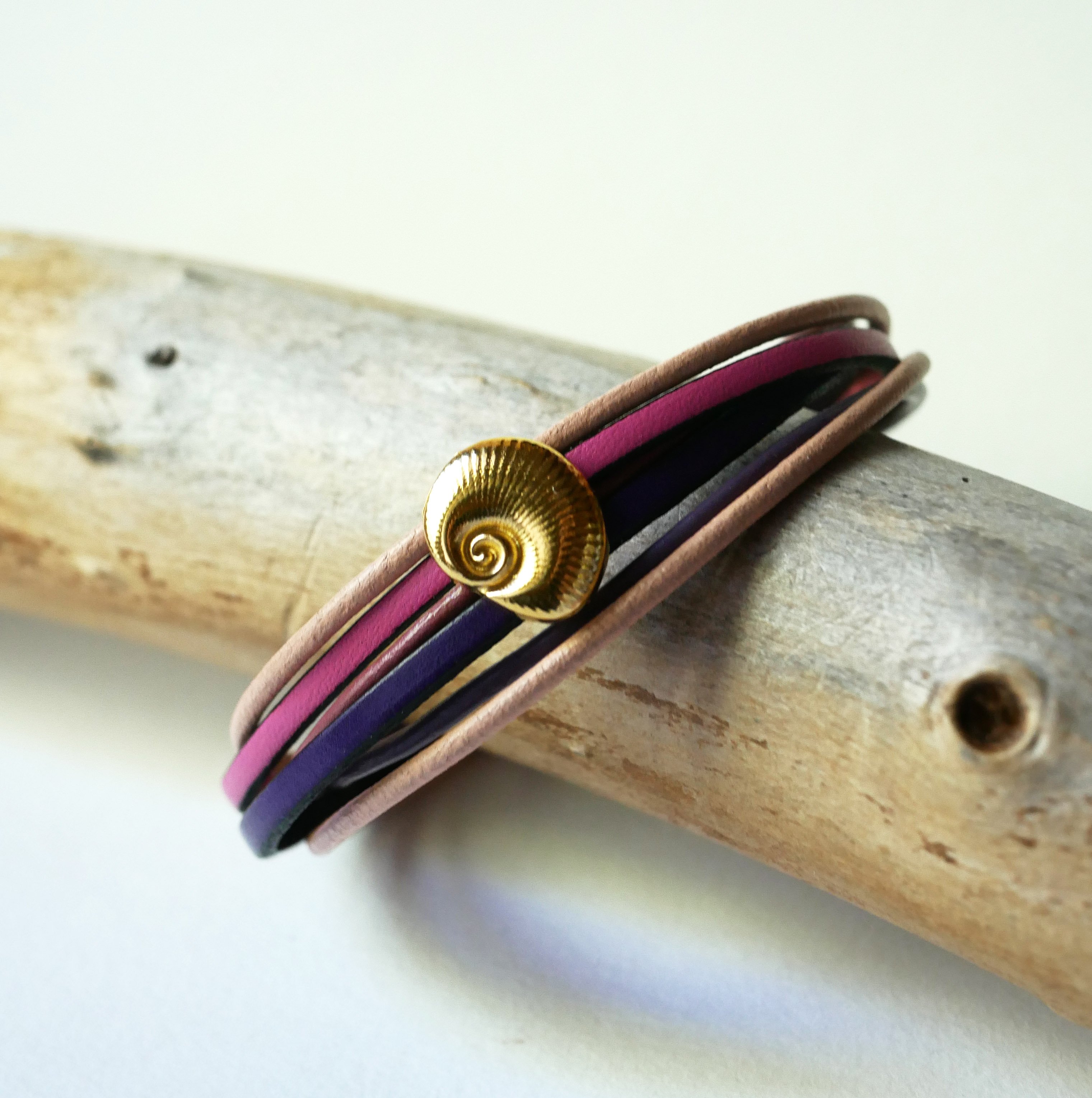 Multi-Link-Armband aus pfirsich- und lilafarbenem Leder mit goldenem Muscheldekor