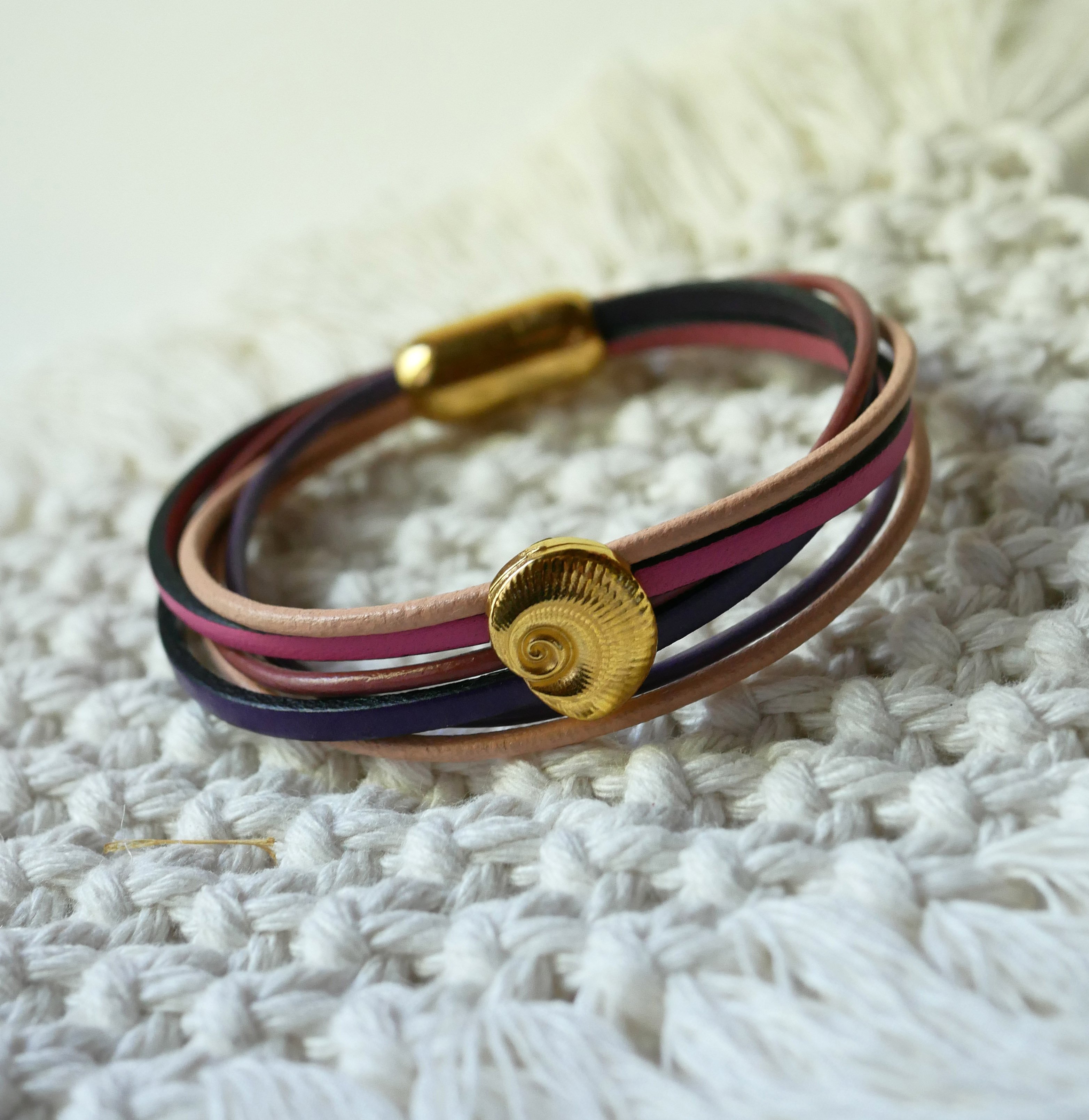 Multi-Link-Armband aus pfirsich- und lilafarbenem Leder mit goldenem Muscheldekor