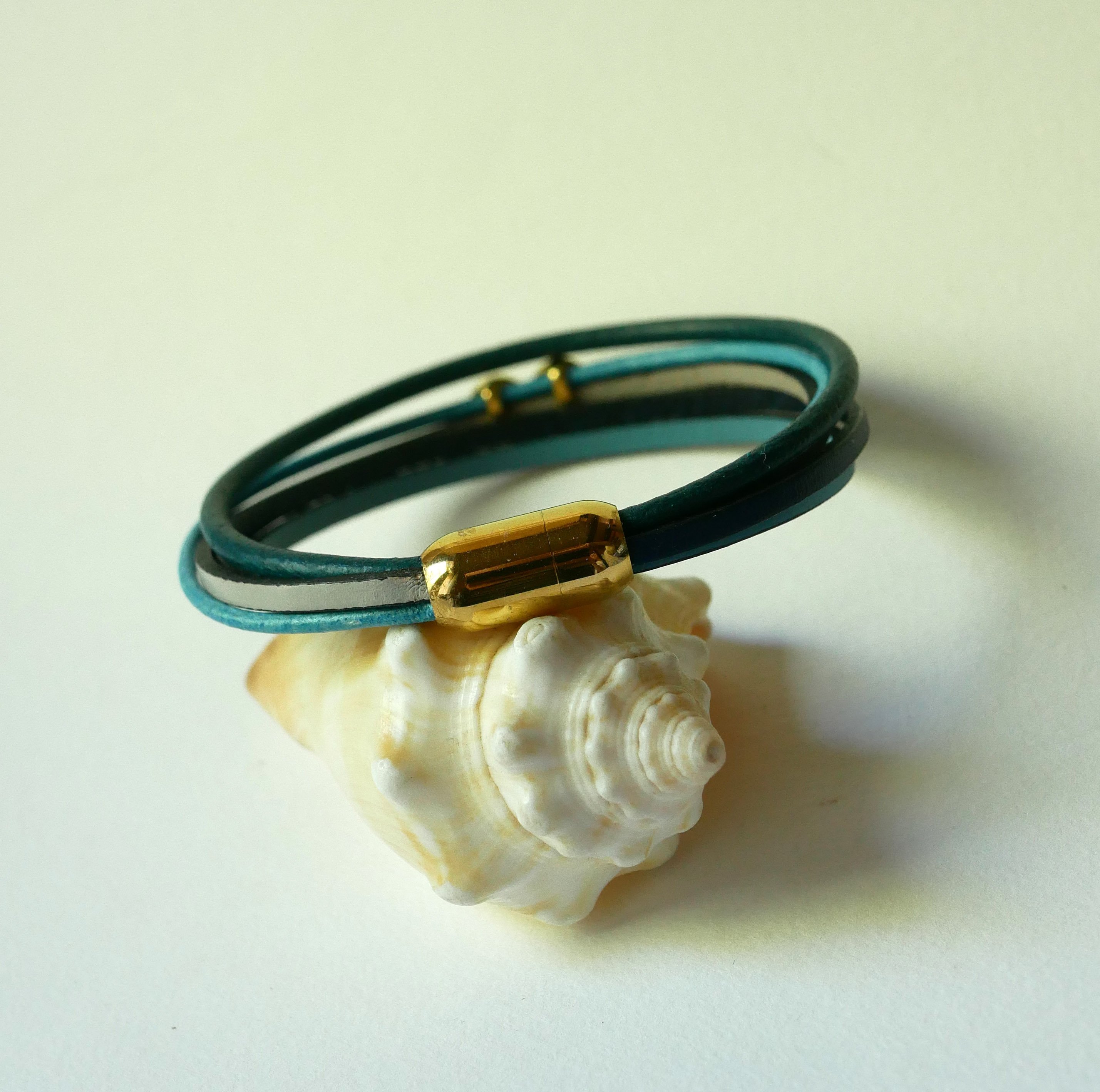 Multi-Link-Armband aus blau get&ouml;ntem Leder mit goldenem Infinir-Dekor