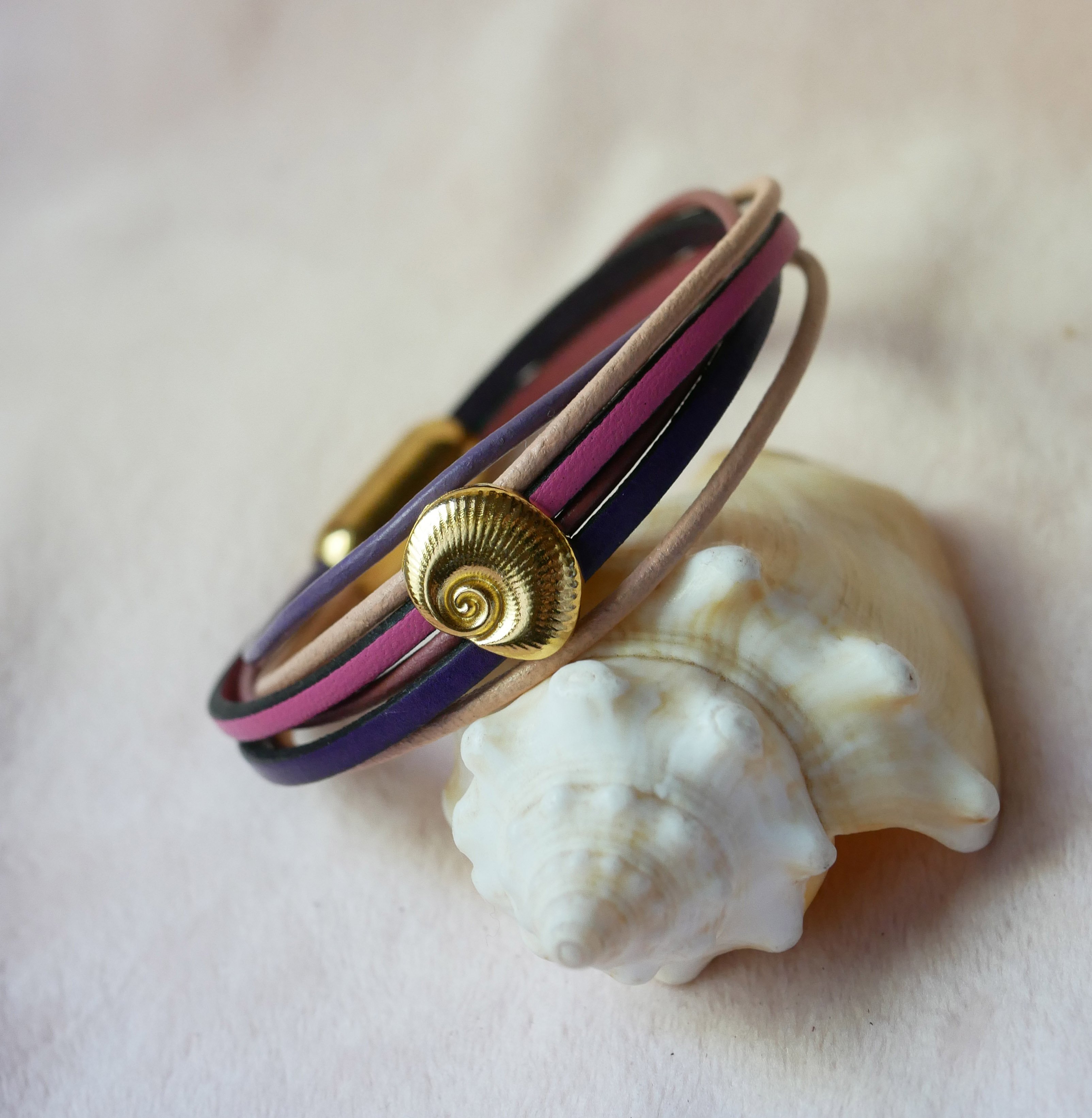 Multi-Link-Armband aus pfirsich- und lilafarbenem Leder mit goldenem Muscheldekor