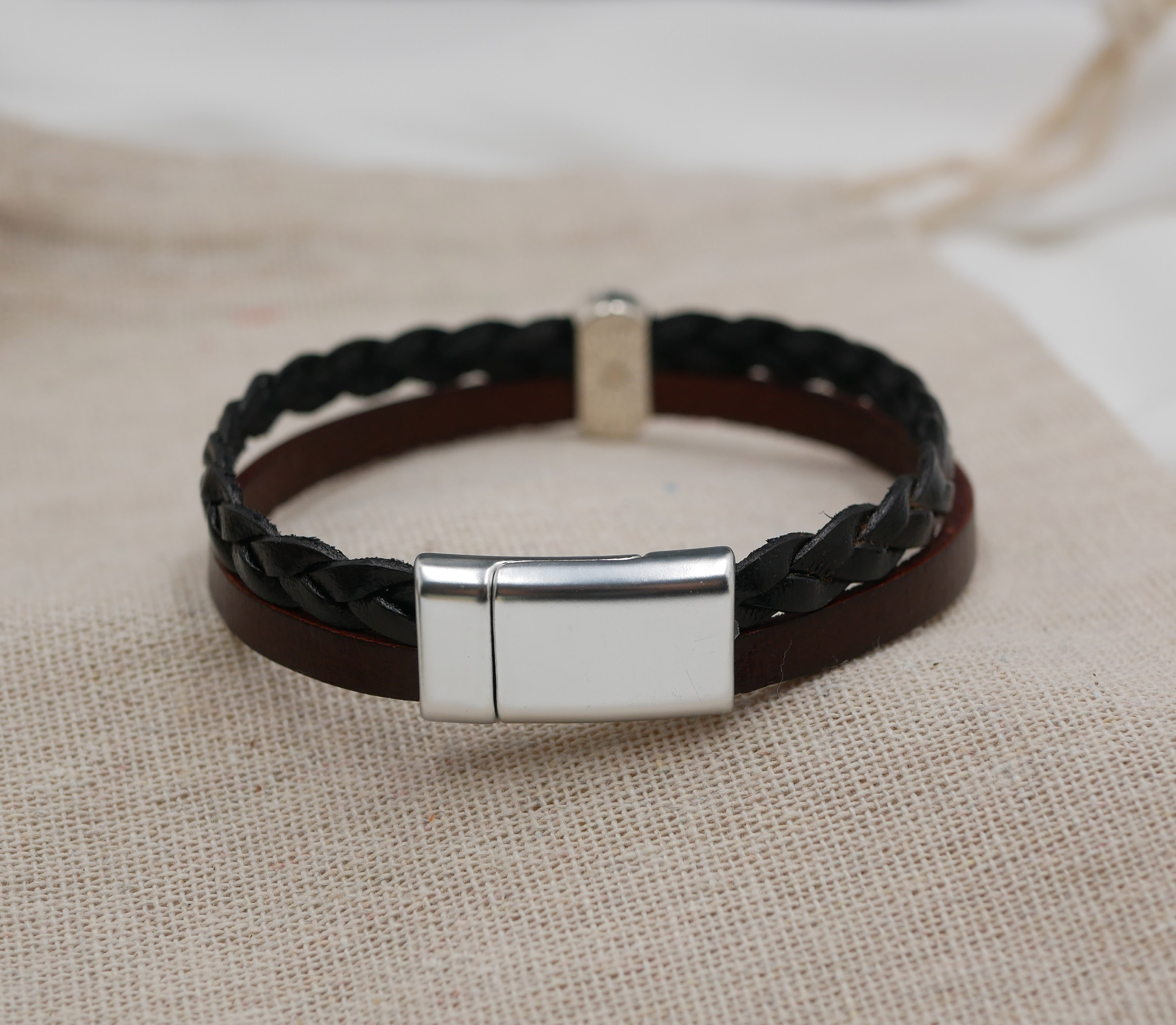 Duo-Medaillon-Armband aus schwarzem und braunem geflochtenem Leder im Vintage-Stil mit Magnetverschluss