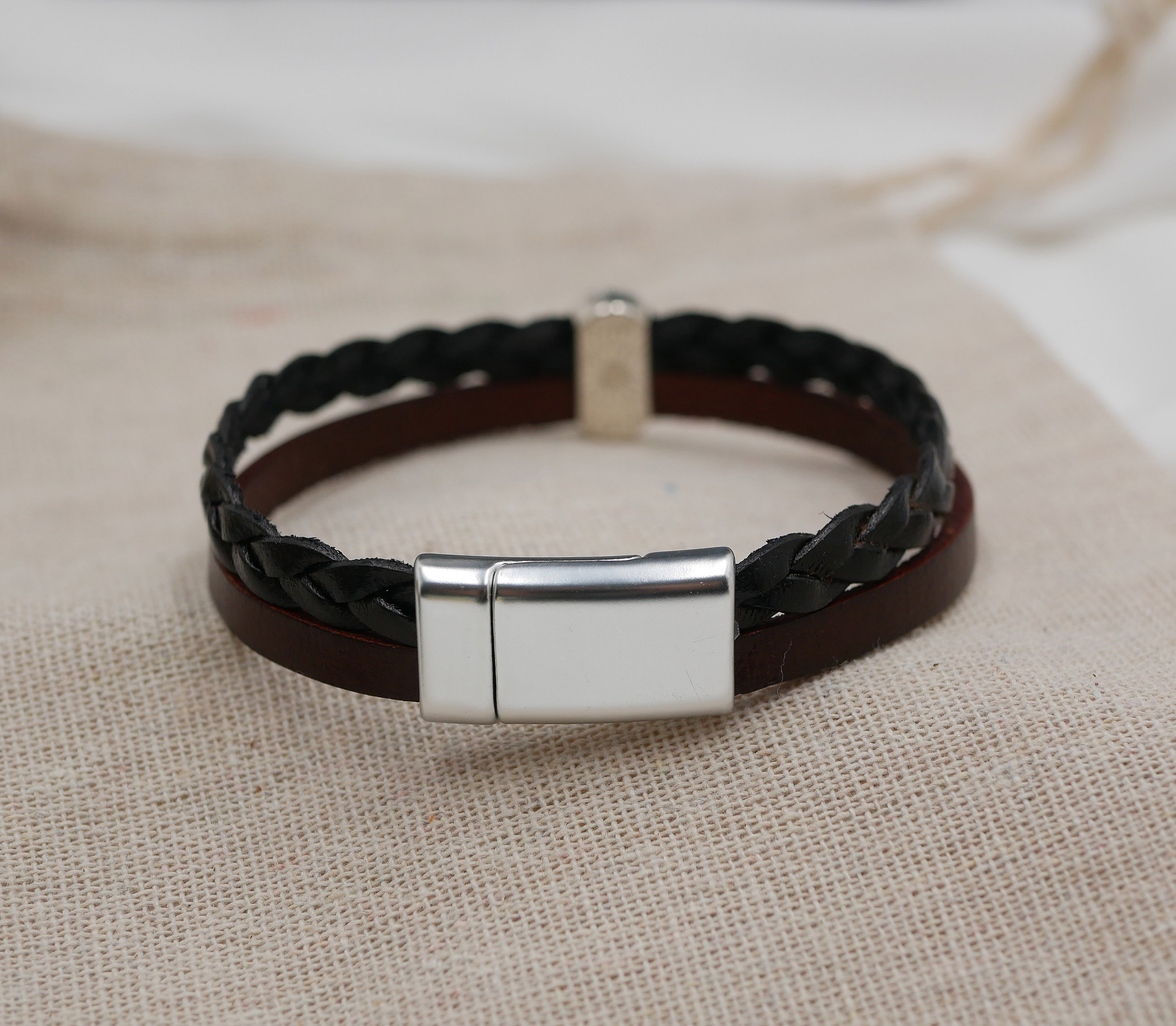 Duo-Medaillon-Armband aus schwarzem und braunem geflochtenem Leder im Vintage-Stil mit Magnetverschluss