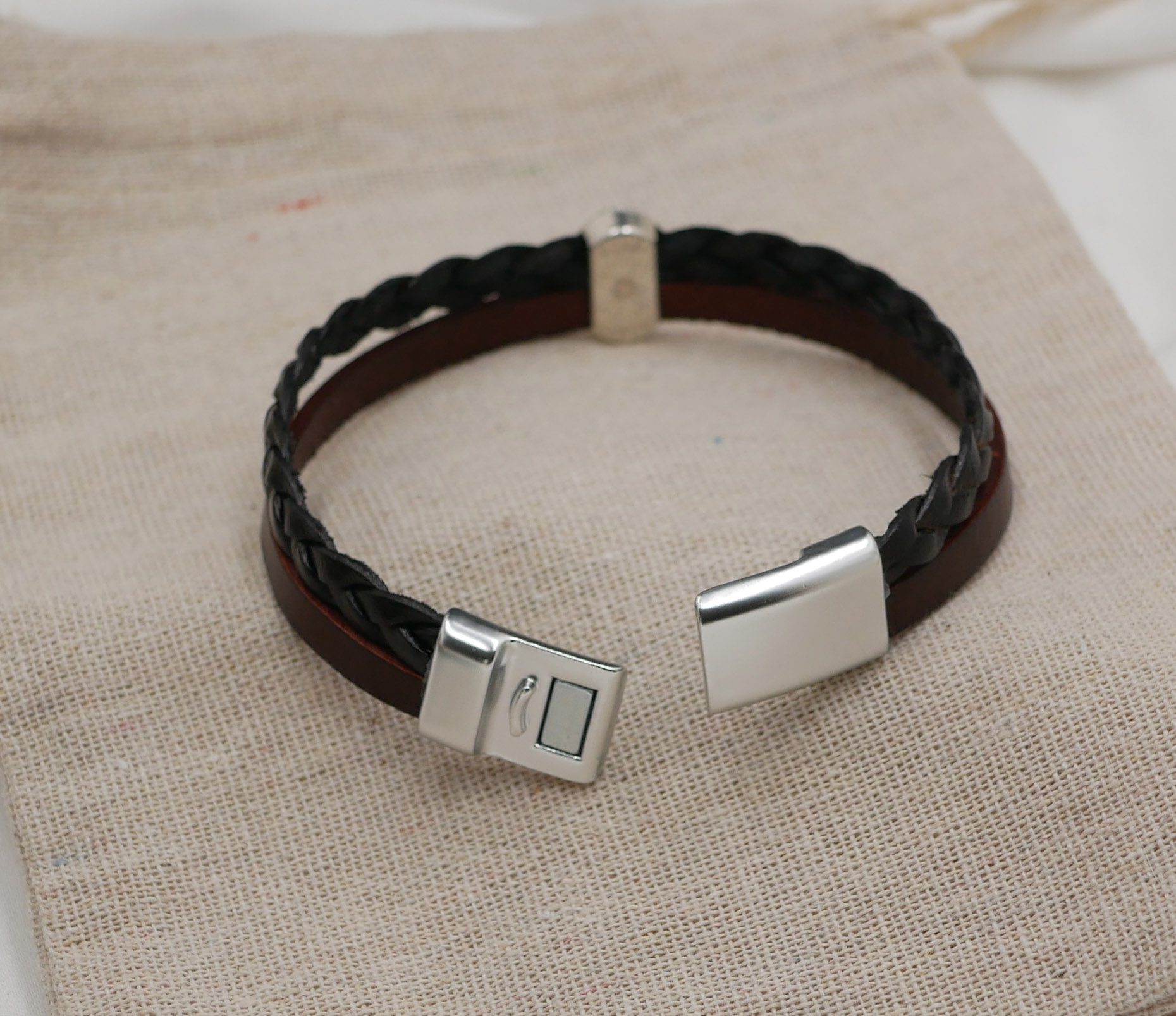 Duo-Medaillon-Armband aus schwarzem und braunem geflochtenem Leder im Vintage-Stil mit Magnetverschluss