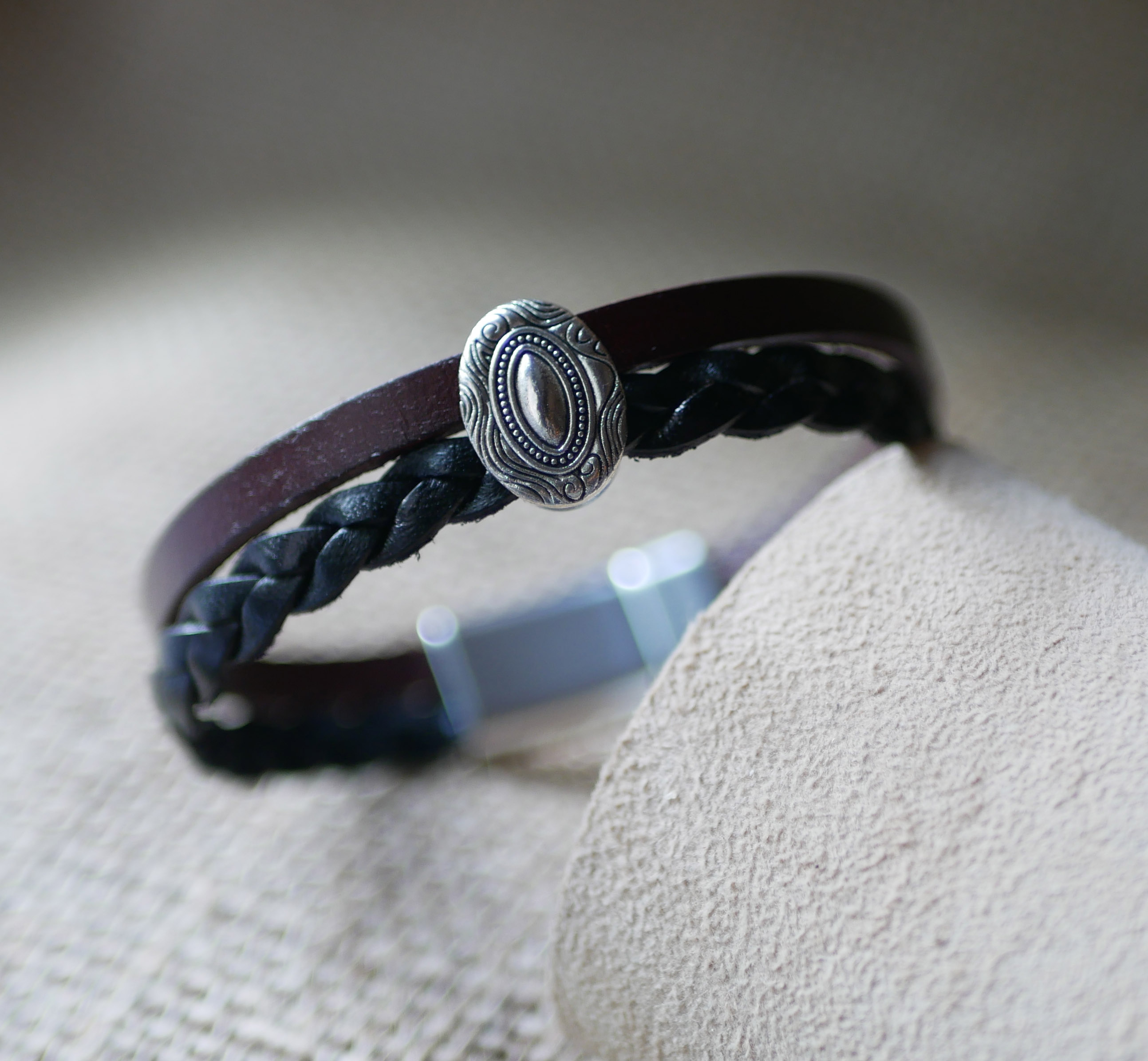 Duo-Medaillon-Armband aus schwarzem und braunem geflochtenem Leder im Vintage-Stil mit Magnetverschluss