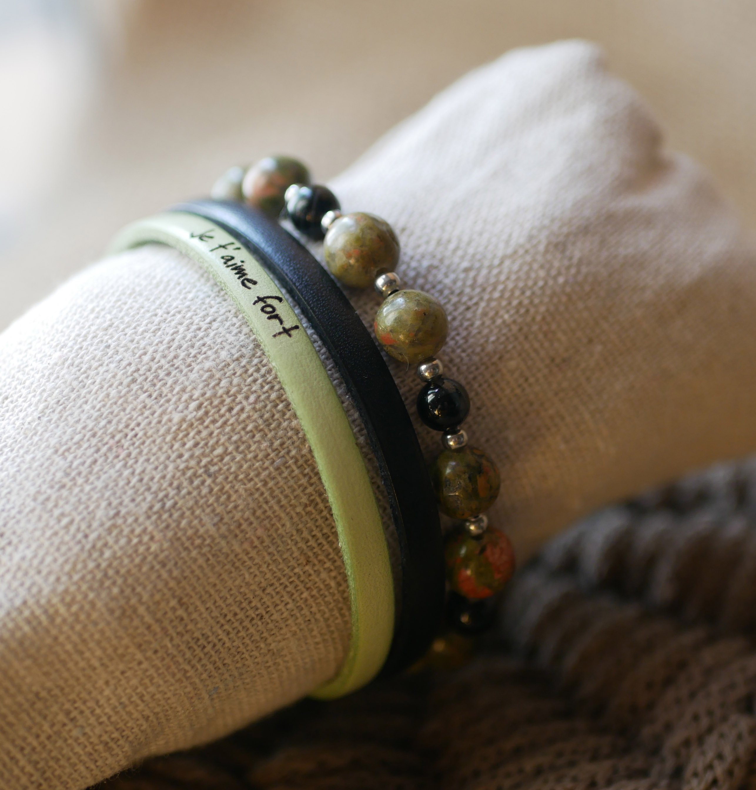 Armband aus l&auml;nglicher Stahlperle und Perlen aus Unakite-Naturstein 