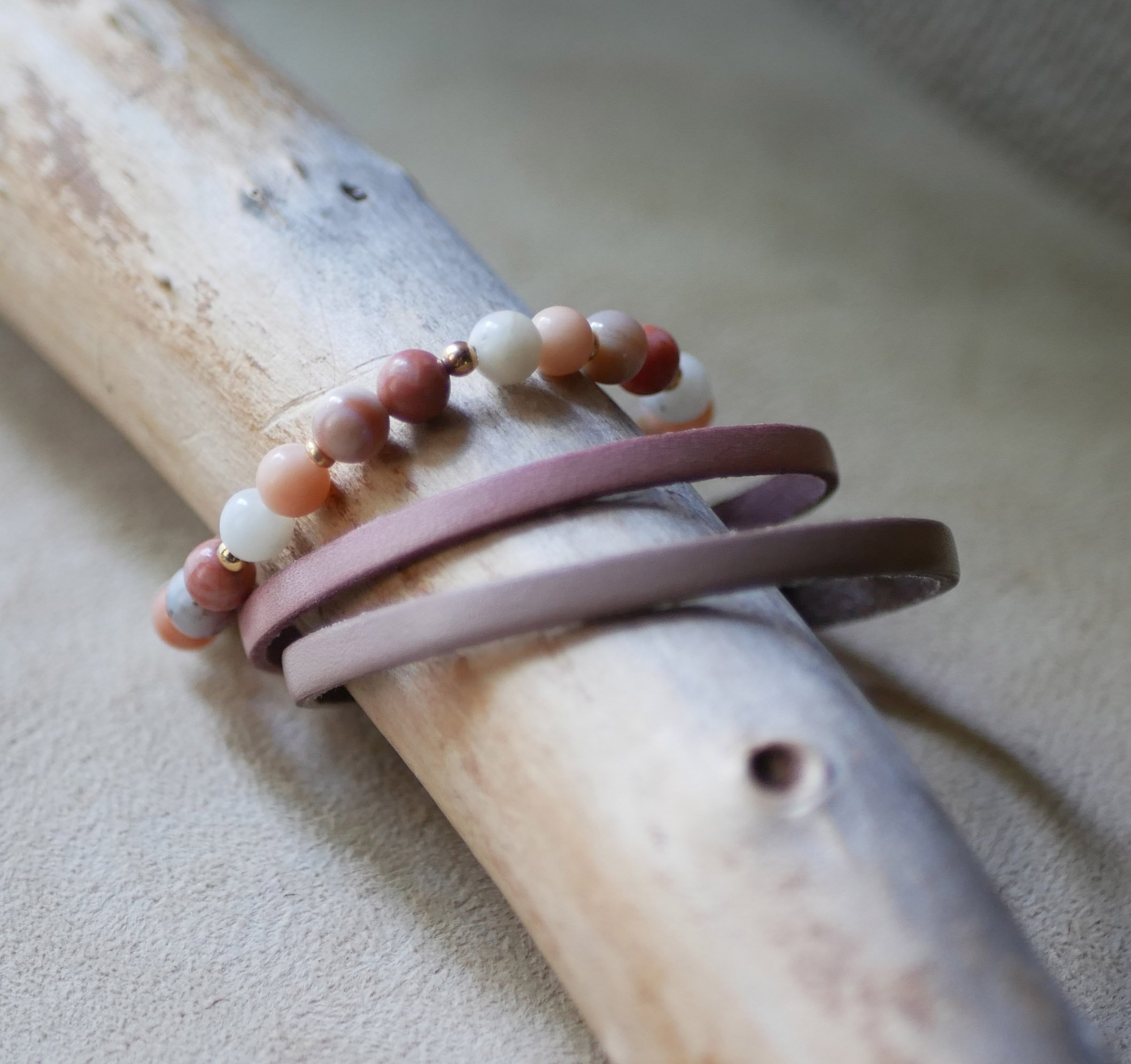 Perlenarmband aus Naturstein Aventurin rosa und weiß und goldenen Perlen