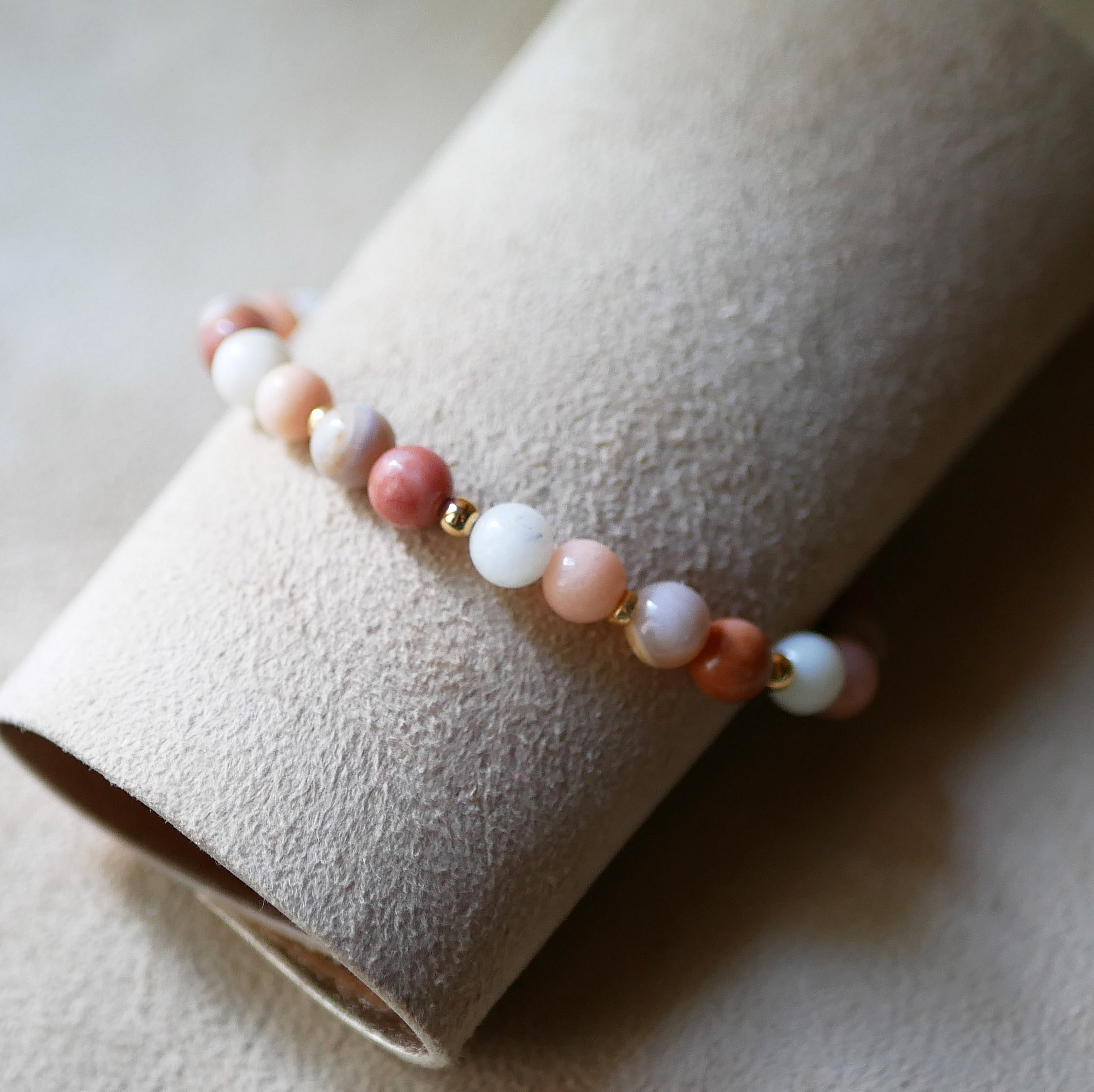 Perlenarmband aus Naturstein Aventurin rosa und wei&szlig; und goldenen Perlen