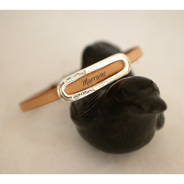 Armband mit personalisiertem Vornamen durch Gravur auf Leder 