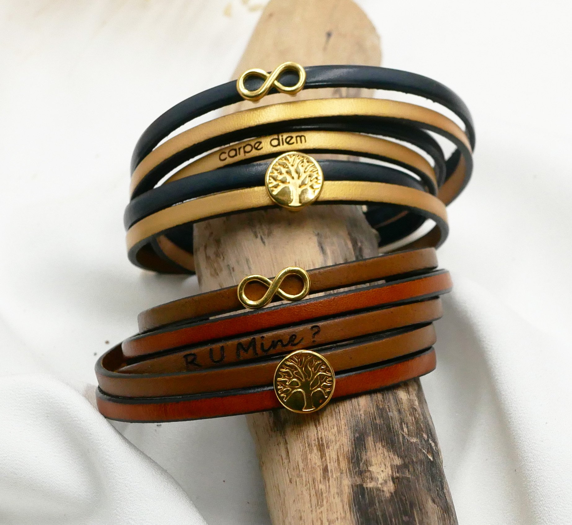 Multi-Turn-Lederarmband mit Infinity-Symbol und vergoldetem Lebensbaum-Cabochon in Customize  