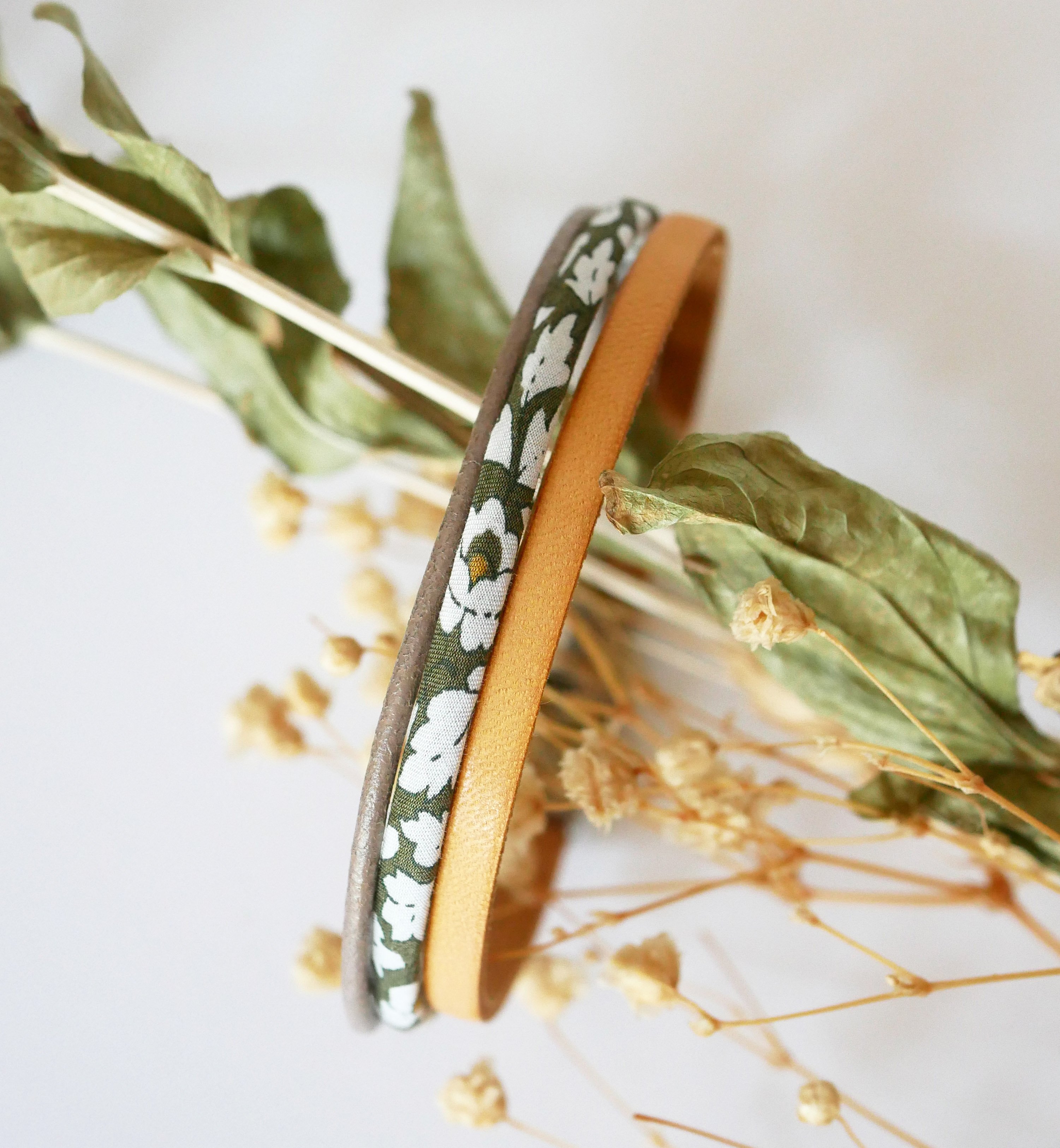 Armband Trio aus Leder und Liberty-Kordel Blumen Kakis