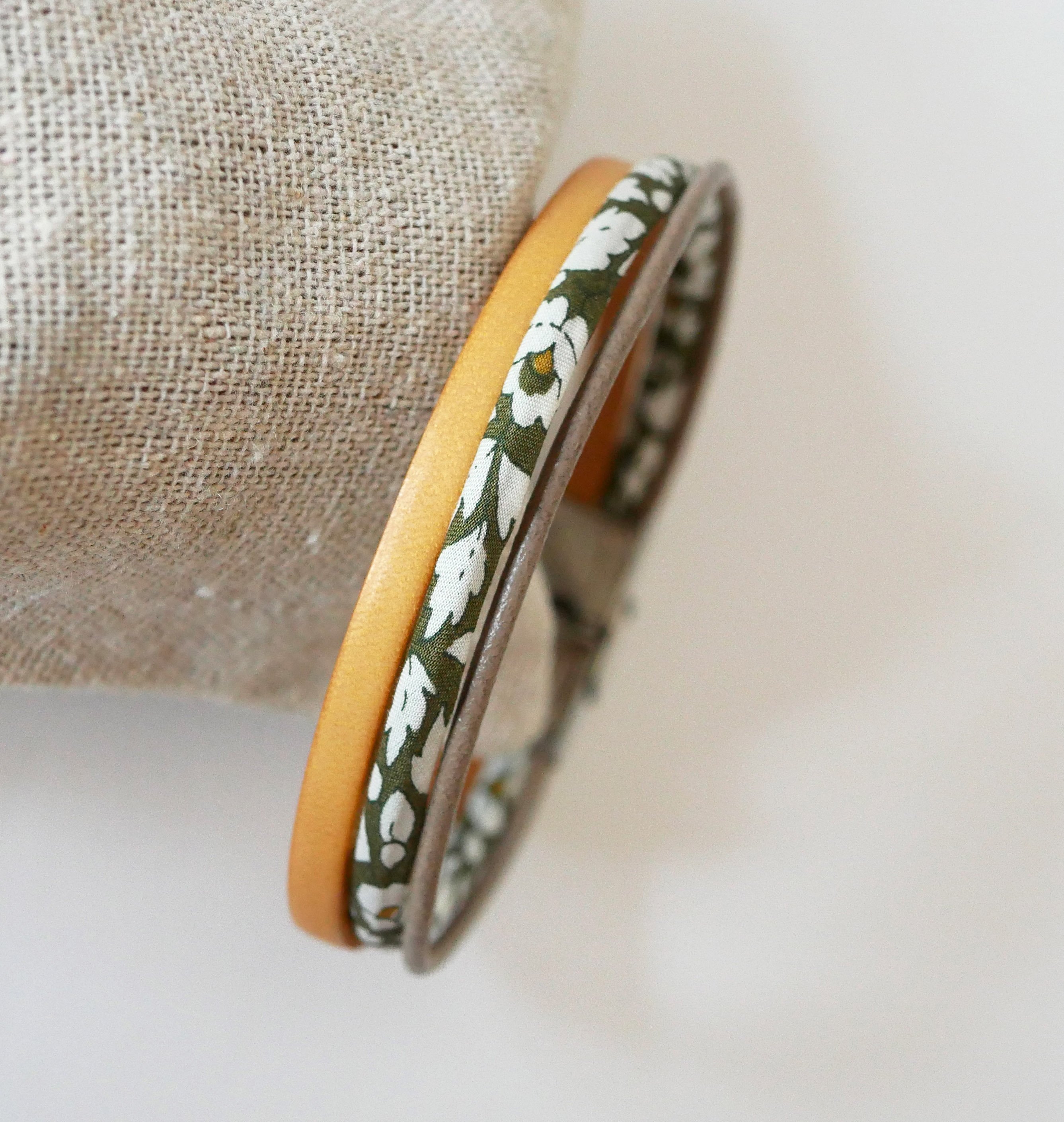 Armband Trio aus Leder und Liberty-Kordel Blumen Kakis