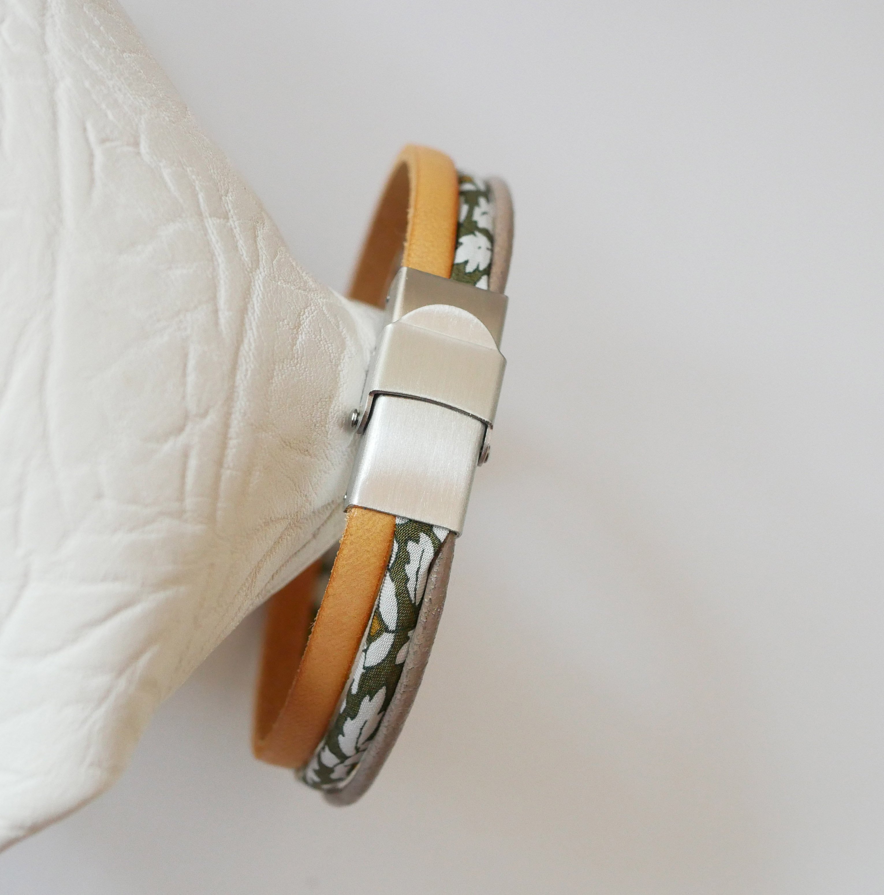 Armband Trio aus Leder und Liberty-Kordel Blumen Kakis