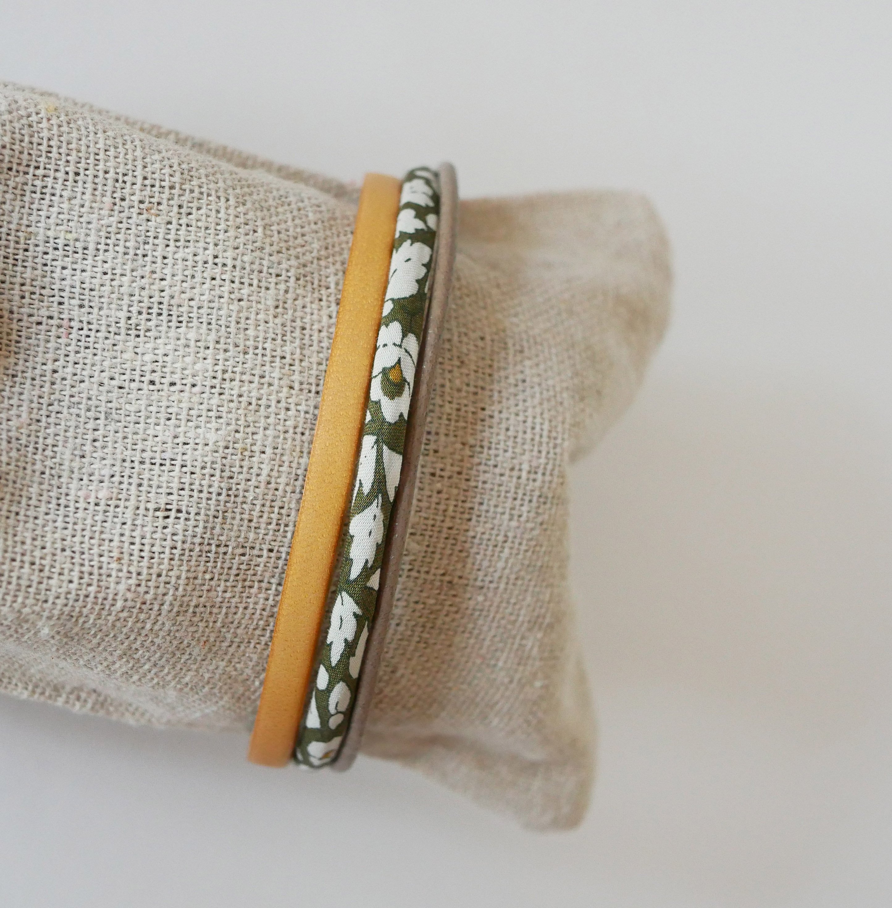 Armband Trio aus Leder und Liberty-Kordel Blumen Kakis