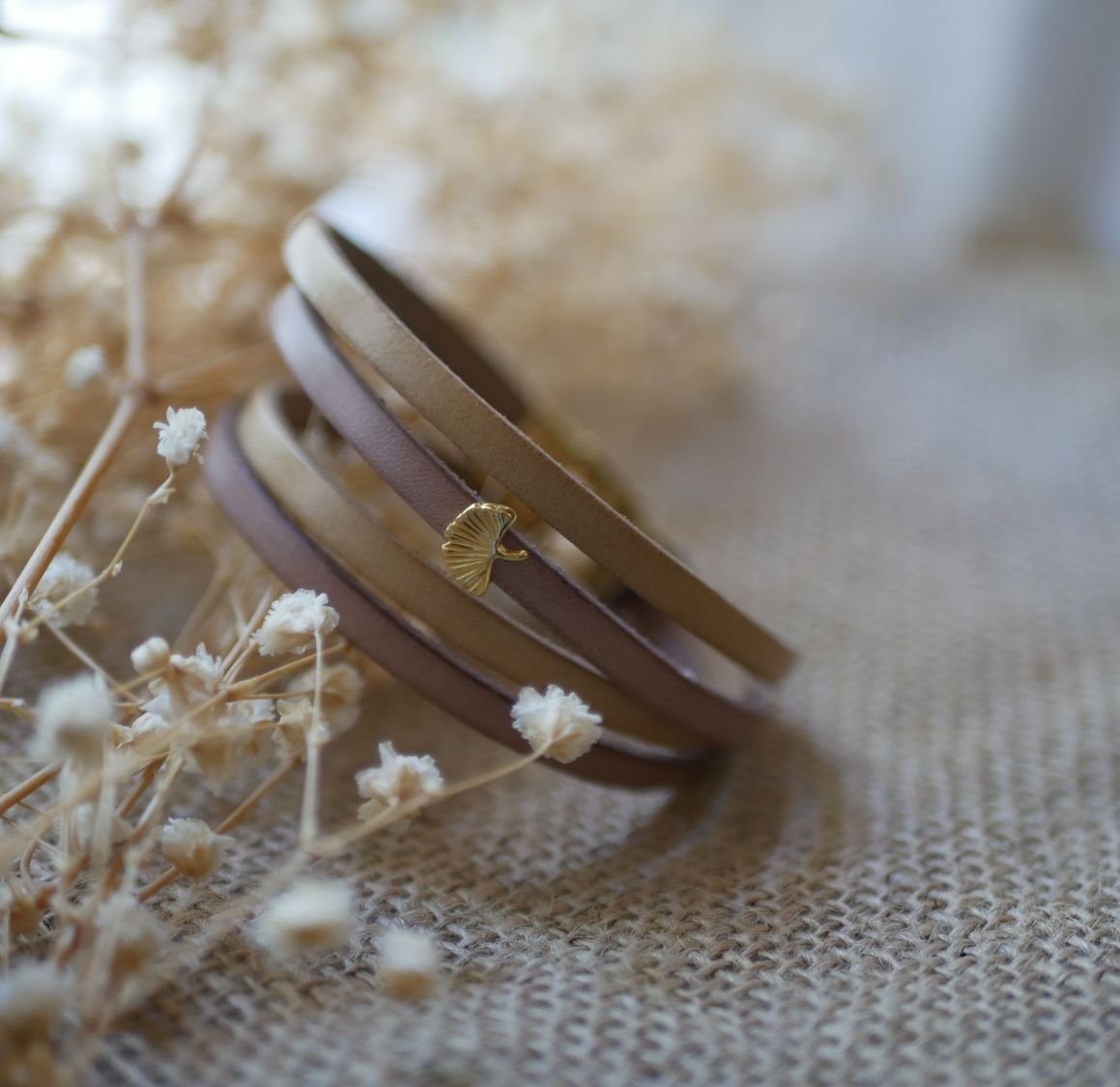 Zen-Lederarmband in Duo-Farben anpassbar mit goldenem Ginkgo 