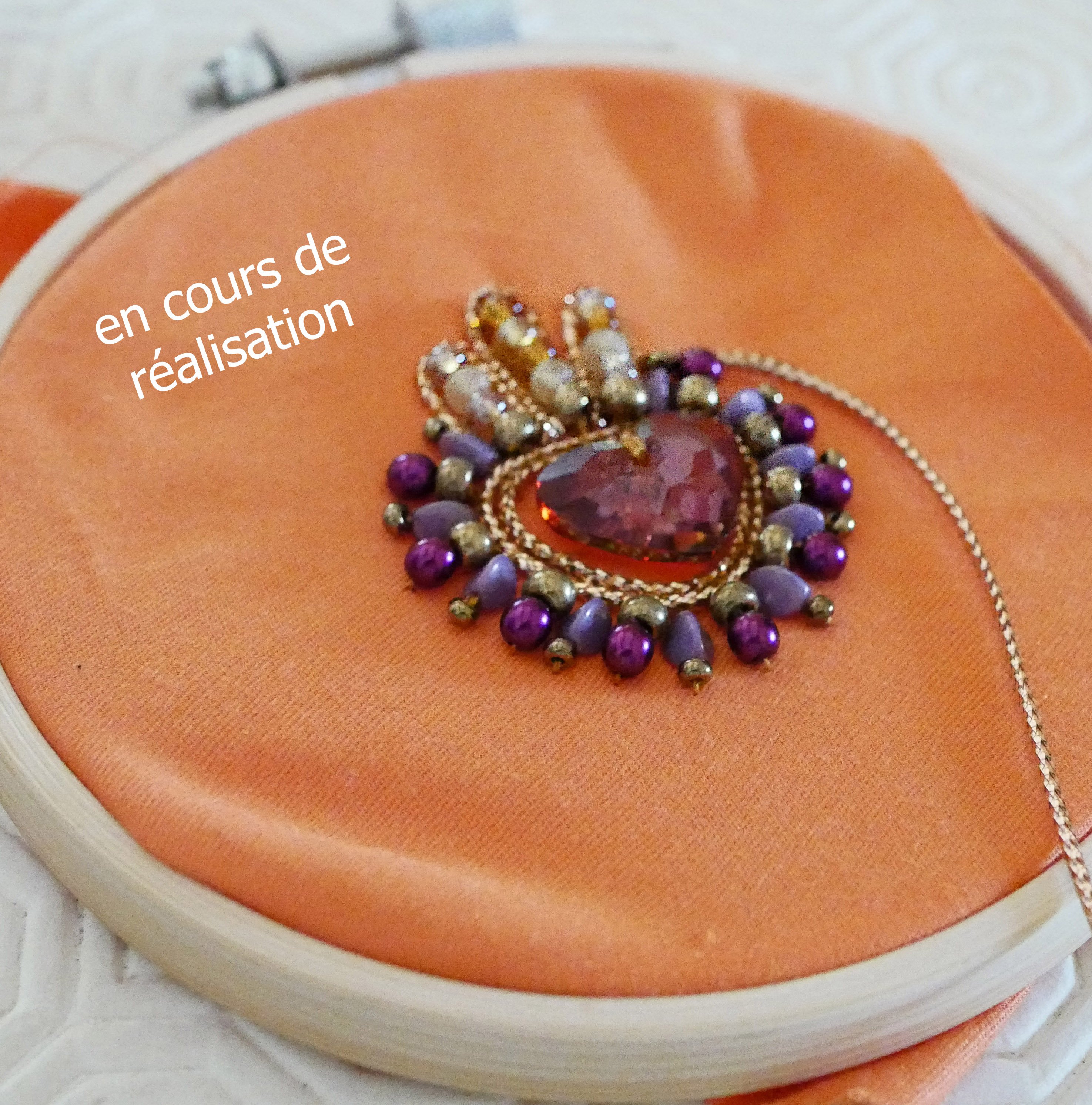 Broche ex-voto Sacré Coeur en perles et coeur cristal Swarovski