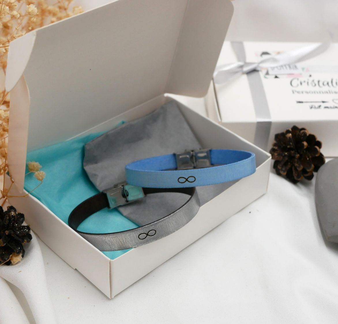 Geschenk für Paare: 2 personalisierte Lederarmbänder durch Gravur 