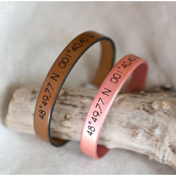 Gravierte Geschenke f&uuml;r Paare: 2 personalisierte Lederarmb&auml;nder von der gleichen Gravur 