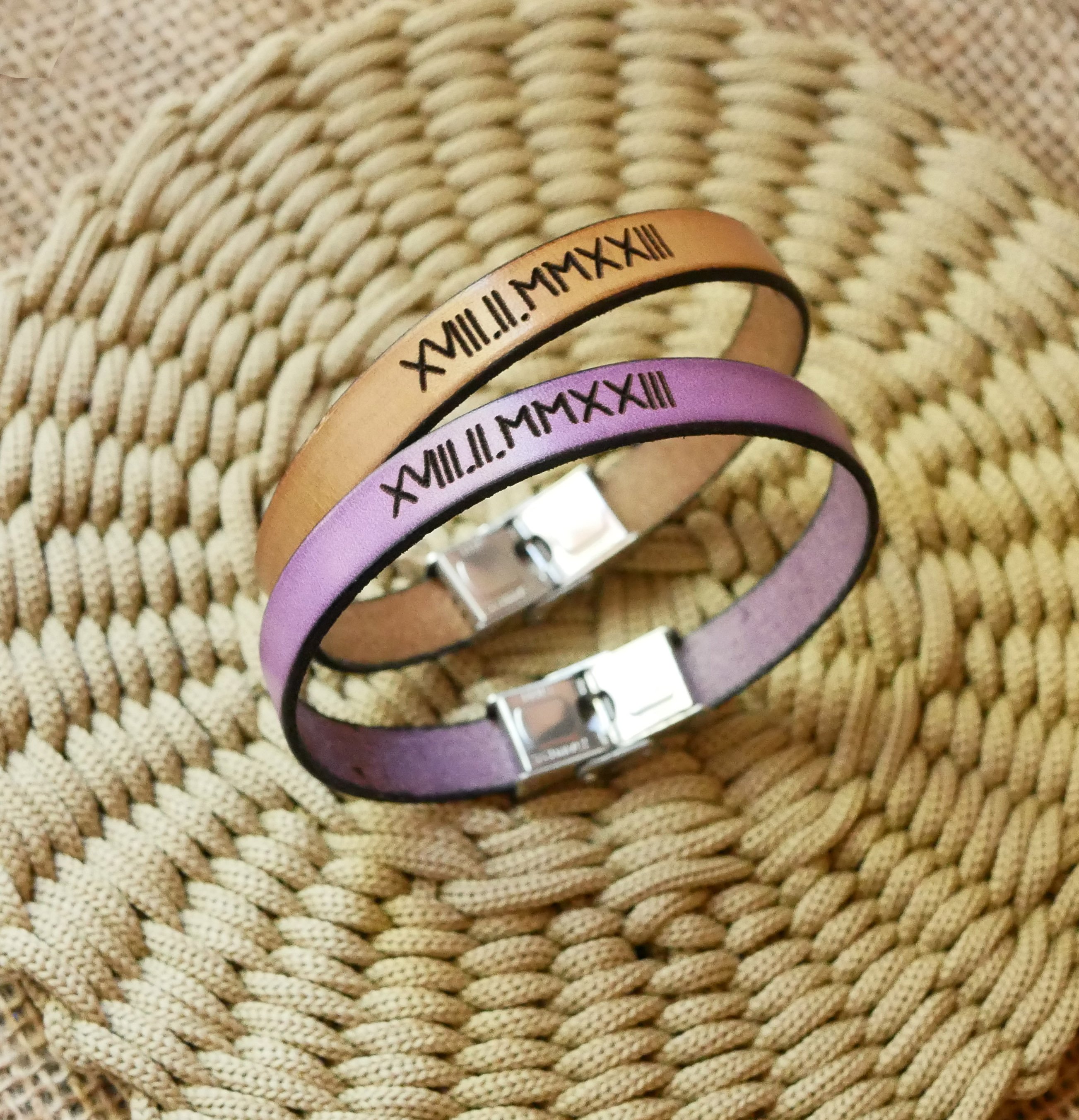 Gravierte Geschenke f&uuml;r Paare: 2 personalisierte Lederarmb&auml;nder von der gleichen Gravur 