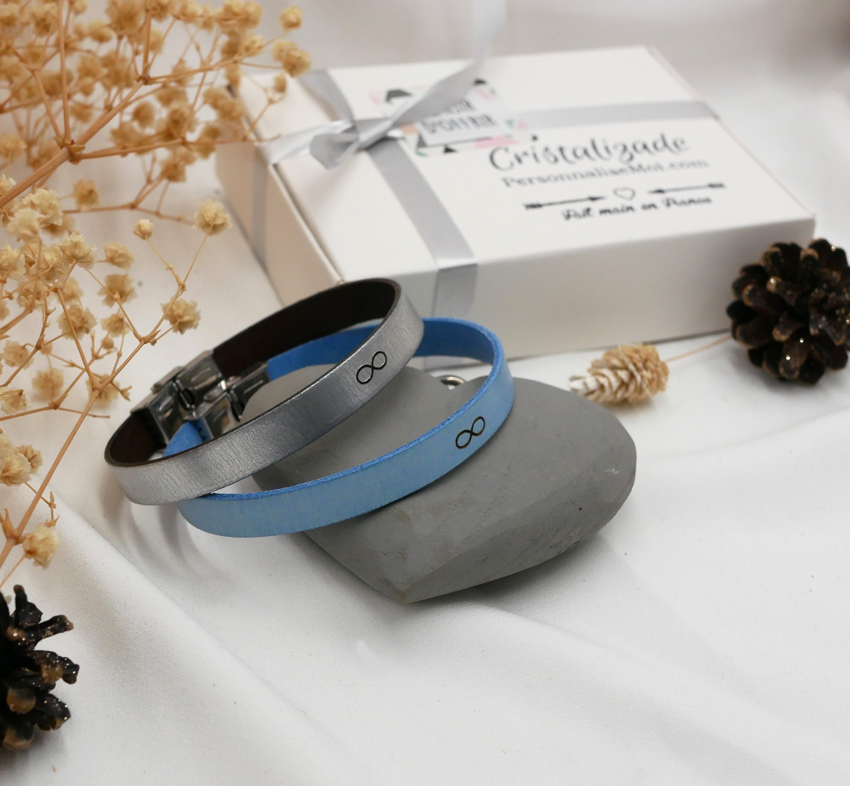 Gravierte Geschenke f&uuml;r Paare: 2 personalisierte Lederarmb&auml;nder von der gleichen Gravur 