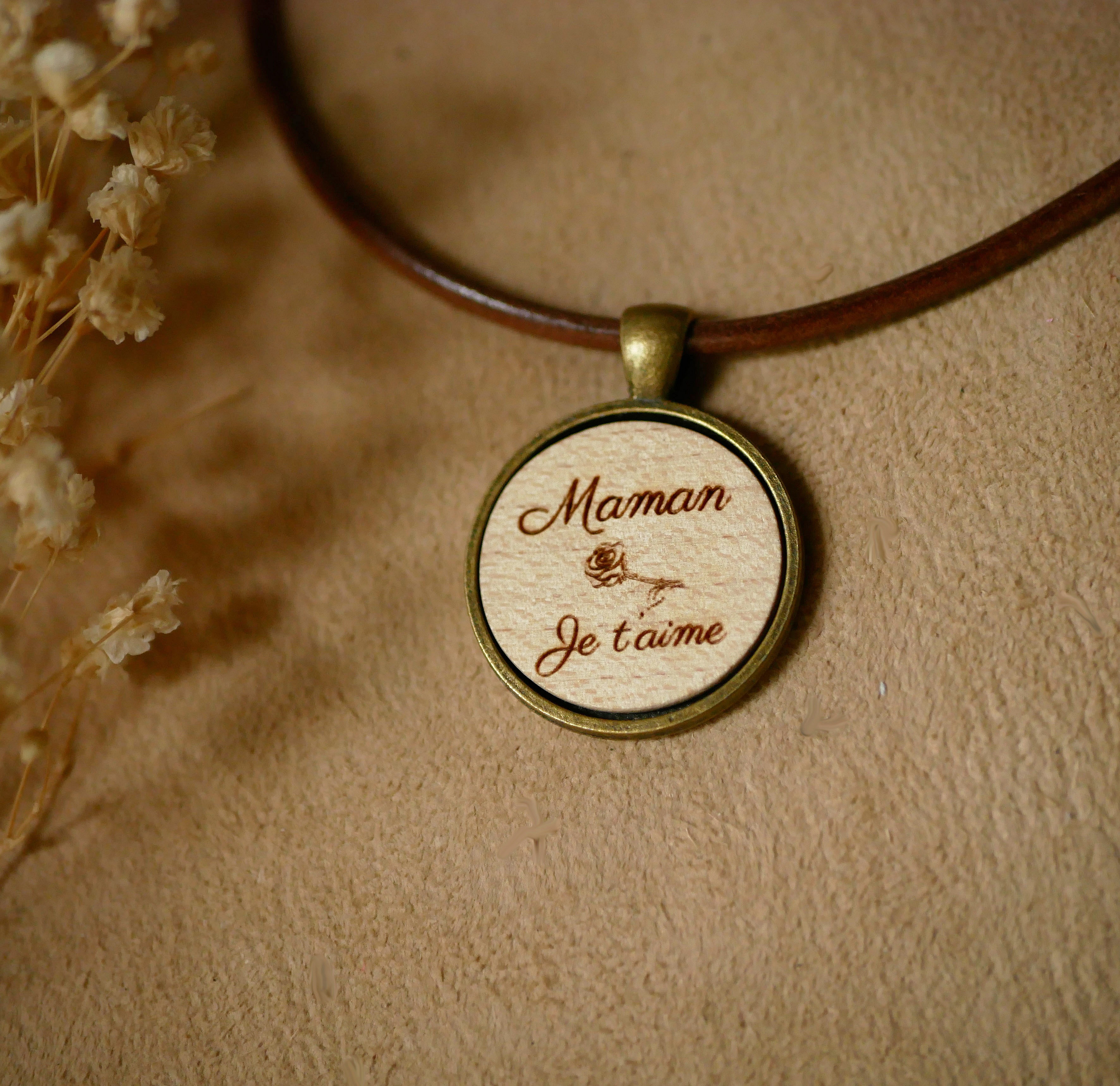 Lederhalskette mit Cabochon-Anh&auml;nger aus Holz graviert Altmessing gefasst zu personalisieren