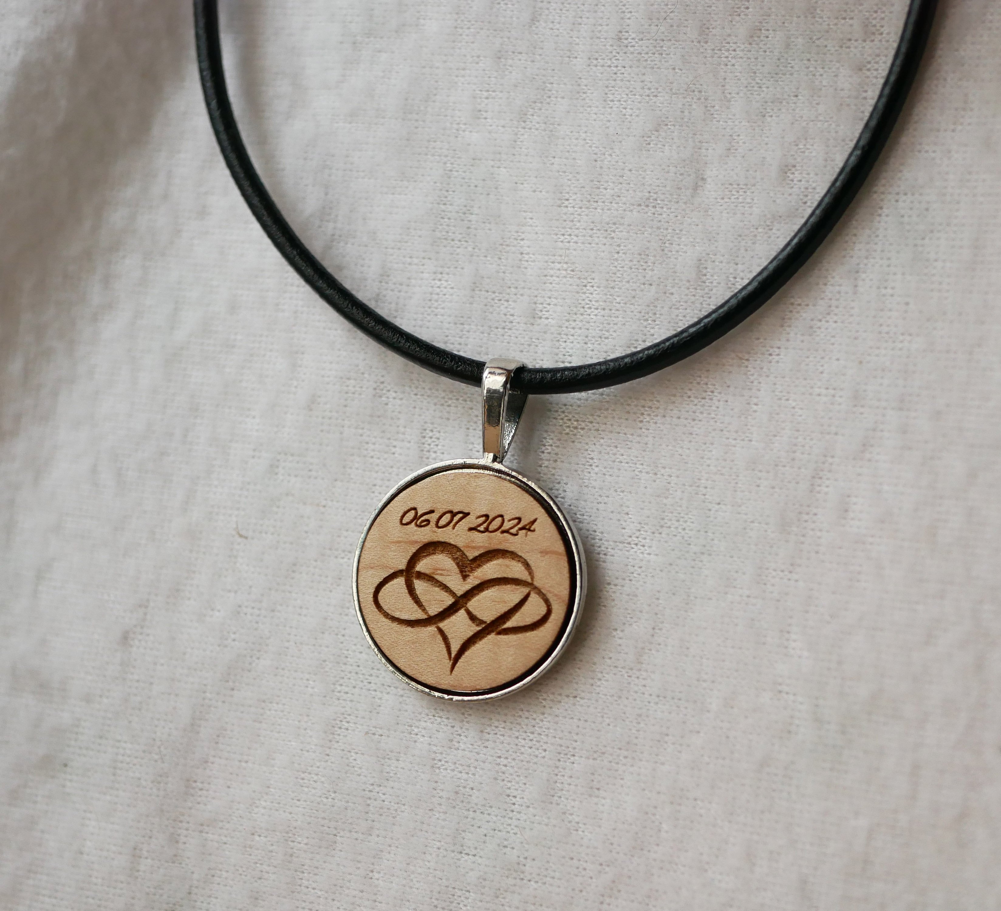 Lederhalskette mit Cabochon-Anh&auml;nger aus Holz graviert zu personalisieren