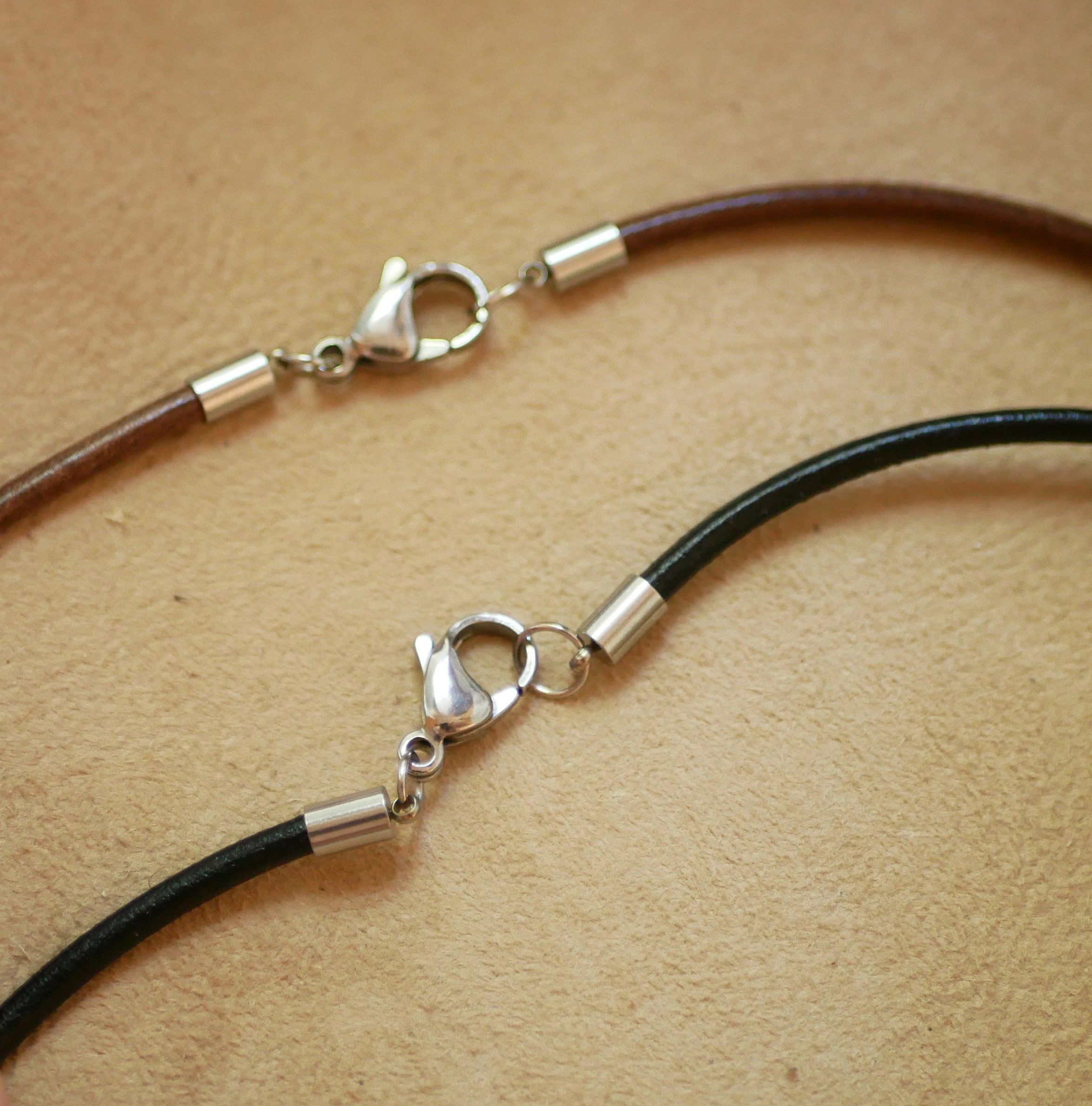 Lederhalskette mit Cabochon-Anh&auml;nger aus Holz graviert zu personalisieren