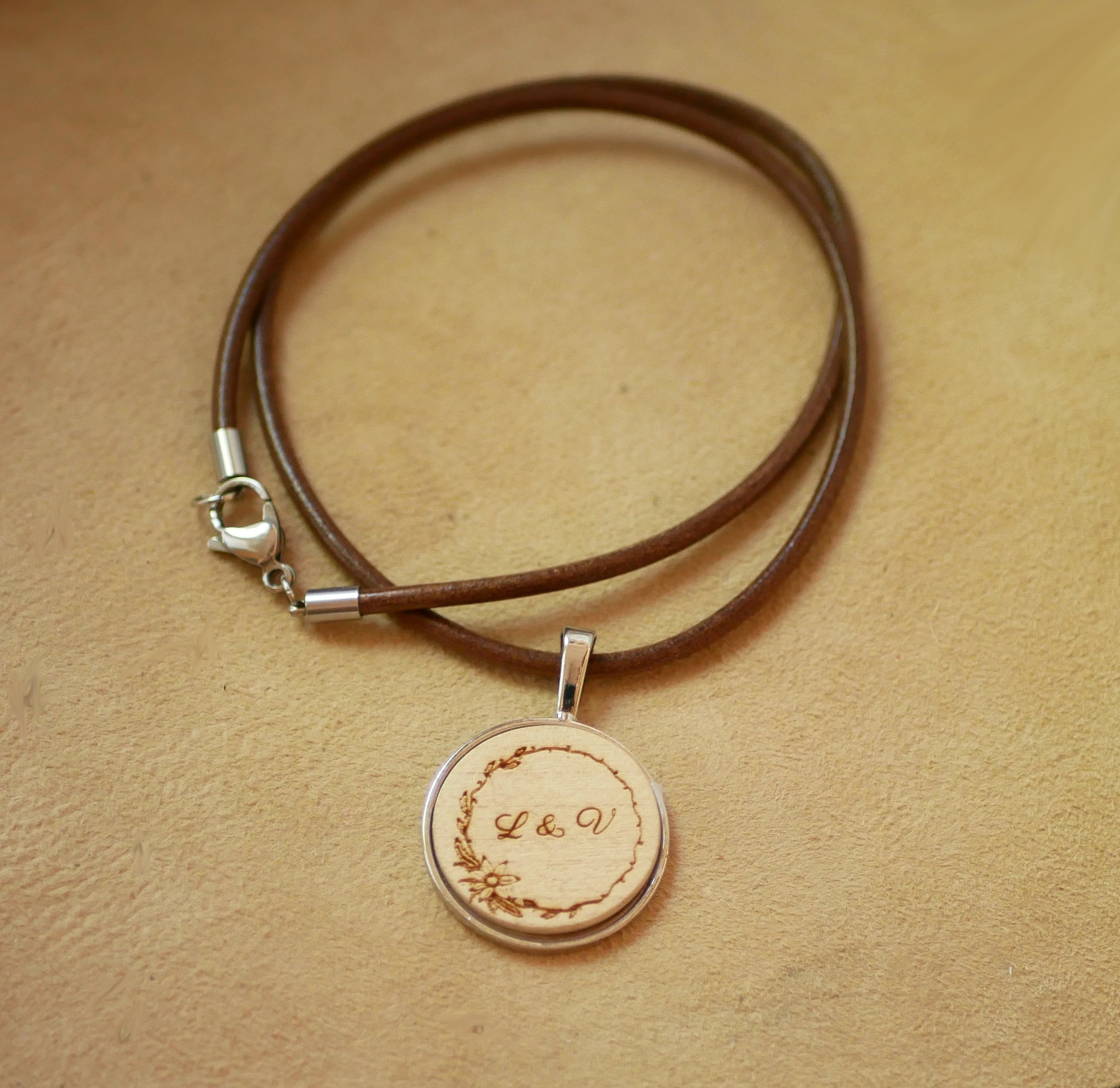 Lederhalskette mit Cabochon-Anh&auml;nger aus Holz graviert zu personalisieren