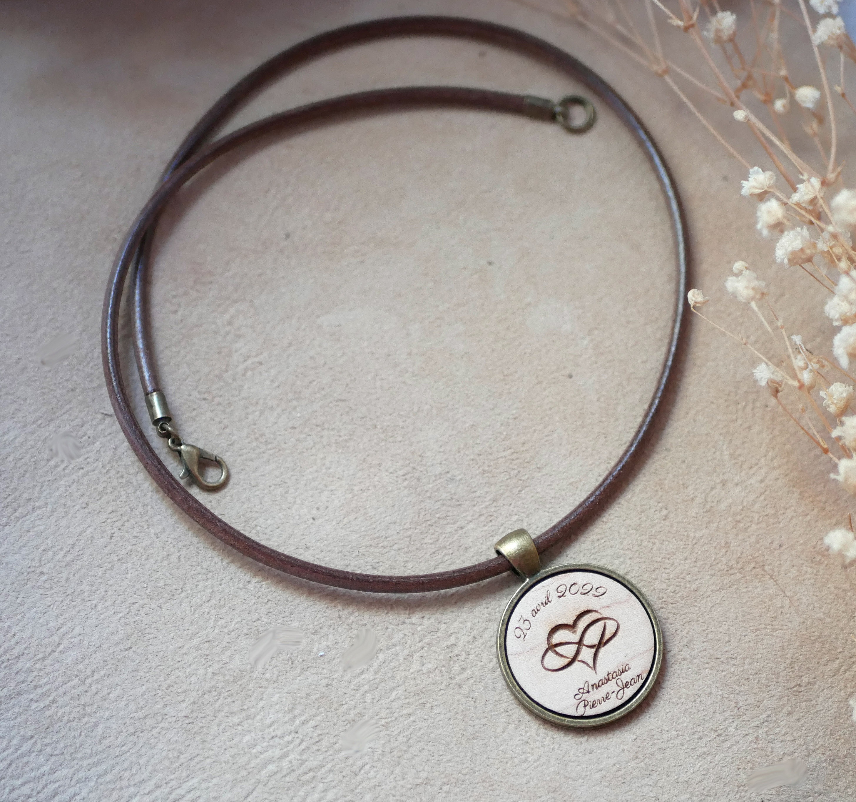 Lederhalskette mit Cabochon-Anh&auml;nger aus Holz graviert Altmessing gefasst zu personalisieren