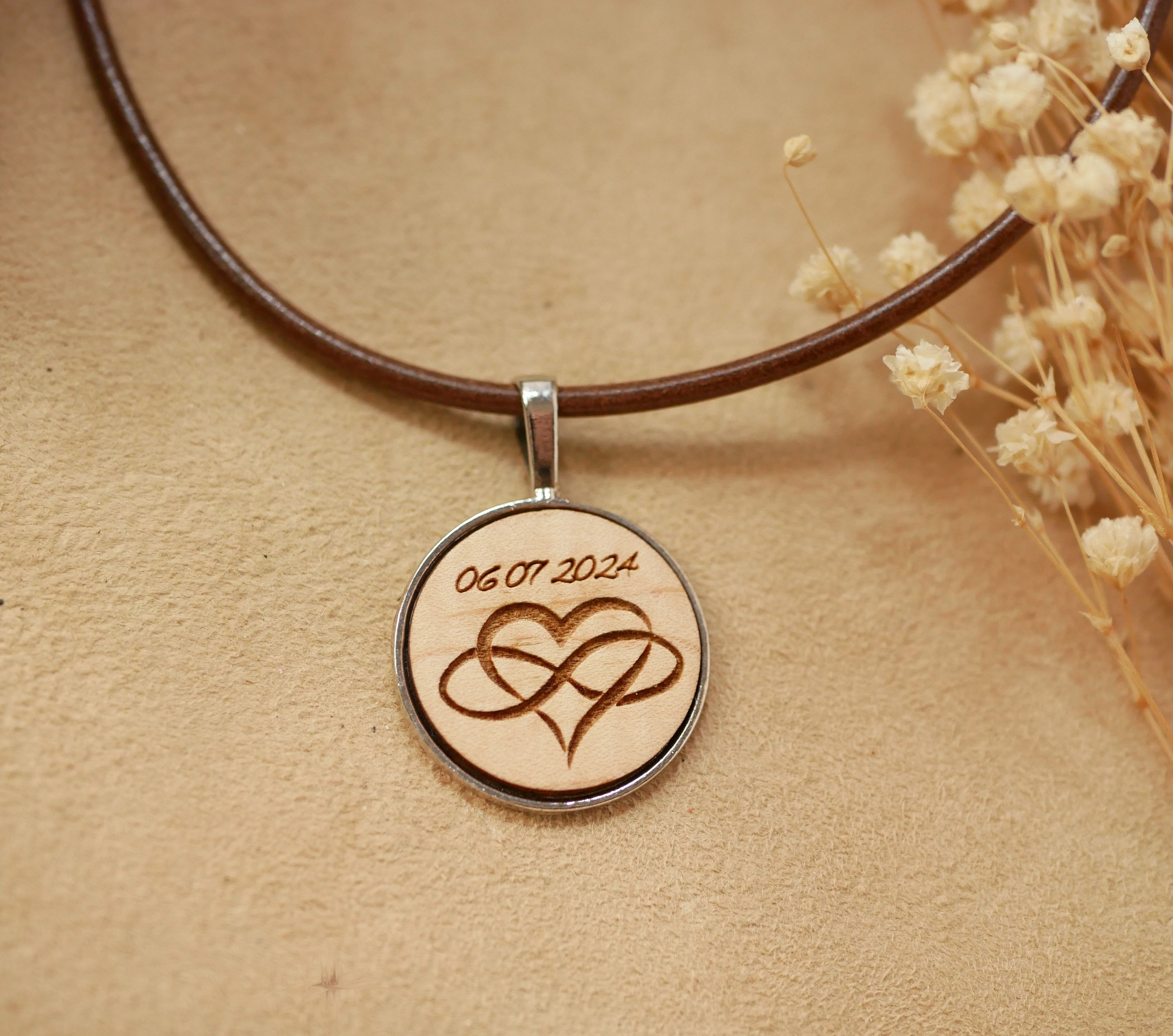 Lederhalskette mit Cabochon-Anh&auml;nger aus Holz graviert zu personalisieren